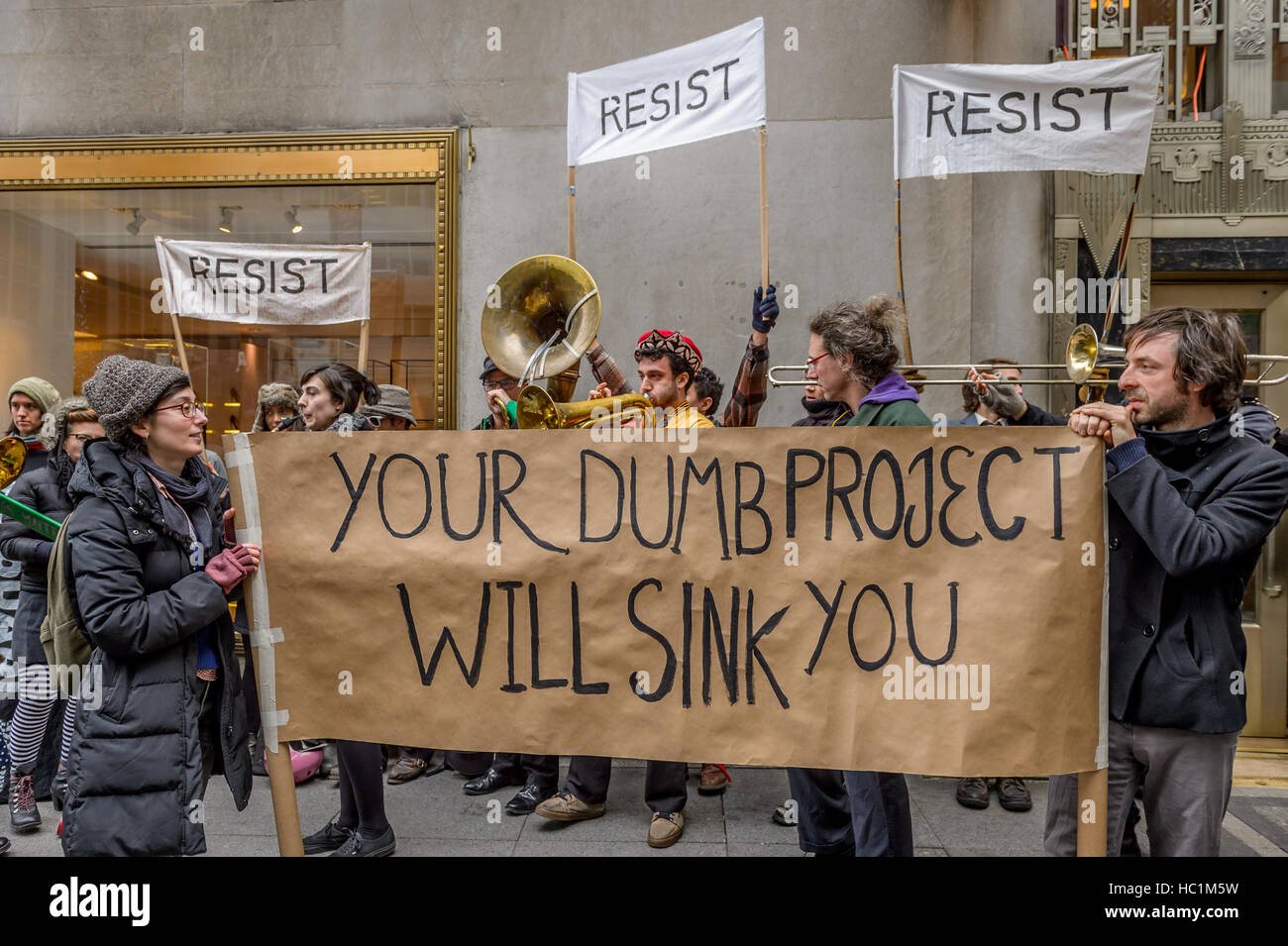 New York, États-Unis. Le 06 Dec 2016. En solidarité avec Standing Rock Sioux Tribe, # NoDAPL s'unissent pour alliés un rassemblement pacifique devant le Waldorf Astoria New York, à la 15e édition annuelle de la Wells Fargo, de tenir Colloque Pipeline Wells Fargo responsable du financement DAPL et à accroître la sensibilisation des pipelines en construction à New York. Crédit : Erik McGregor/Pacific Press/Alamy Live News Banque D'Images