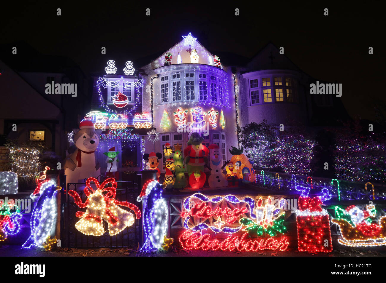 Un quartier résidentiel maison décorée avec des lumières de Noël et de fête des personnages de dessins animés à Highgate, au nord de Londres. Banque D'Images