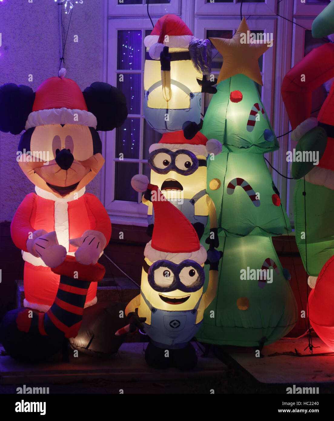 Un quartier résidentiel maison décorée avec des lumières de Noël et de fête des personnages de dessins animés à Highgate, au nord de Londres. Banque D'Images