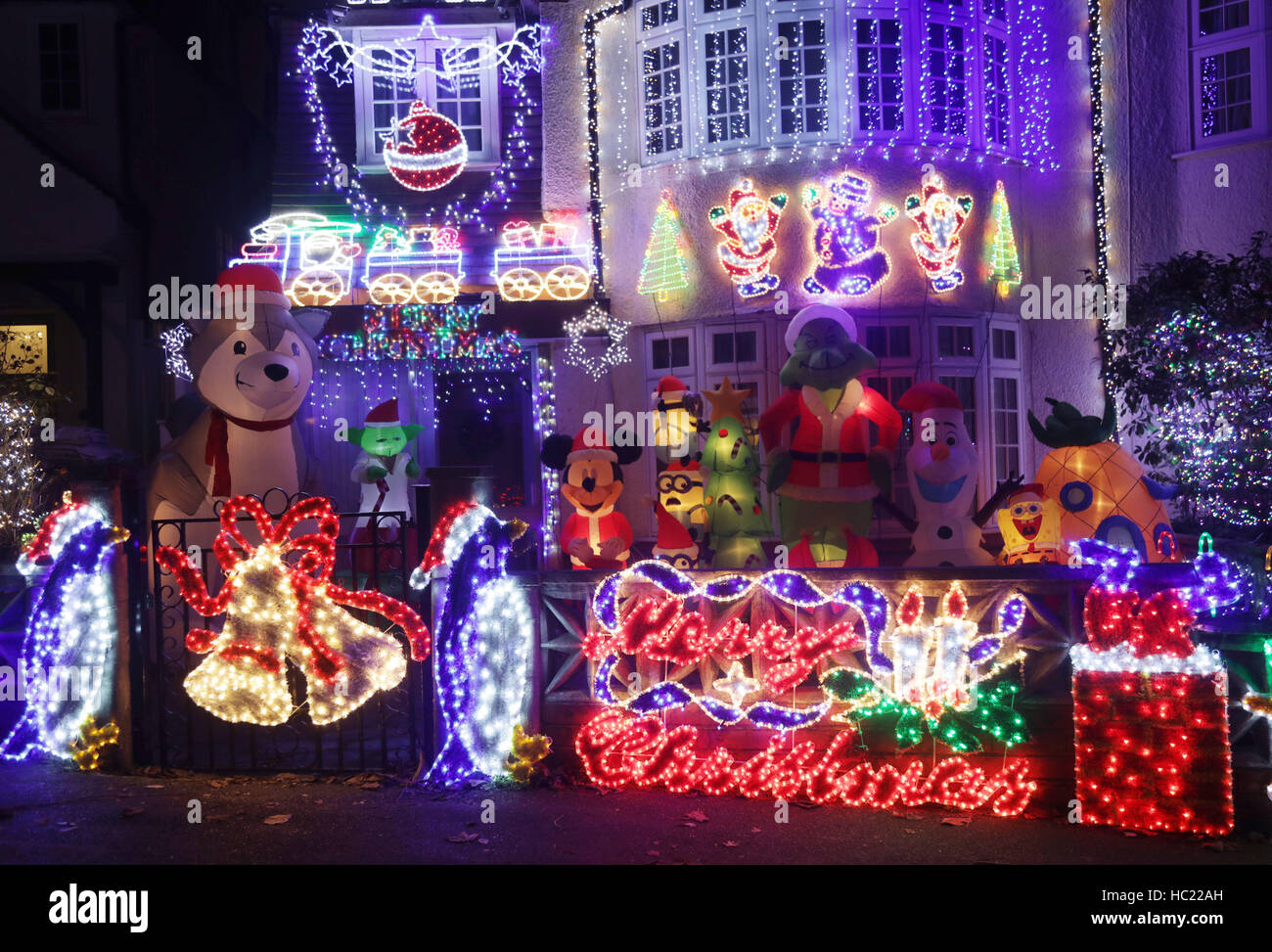 Un quartier résidentiel maison décorée avec des lumières de Noël et de fête des personnages de dessins animés à Highgate, au nord de Londres. Banque D'Images