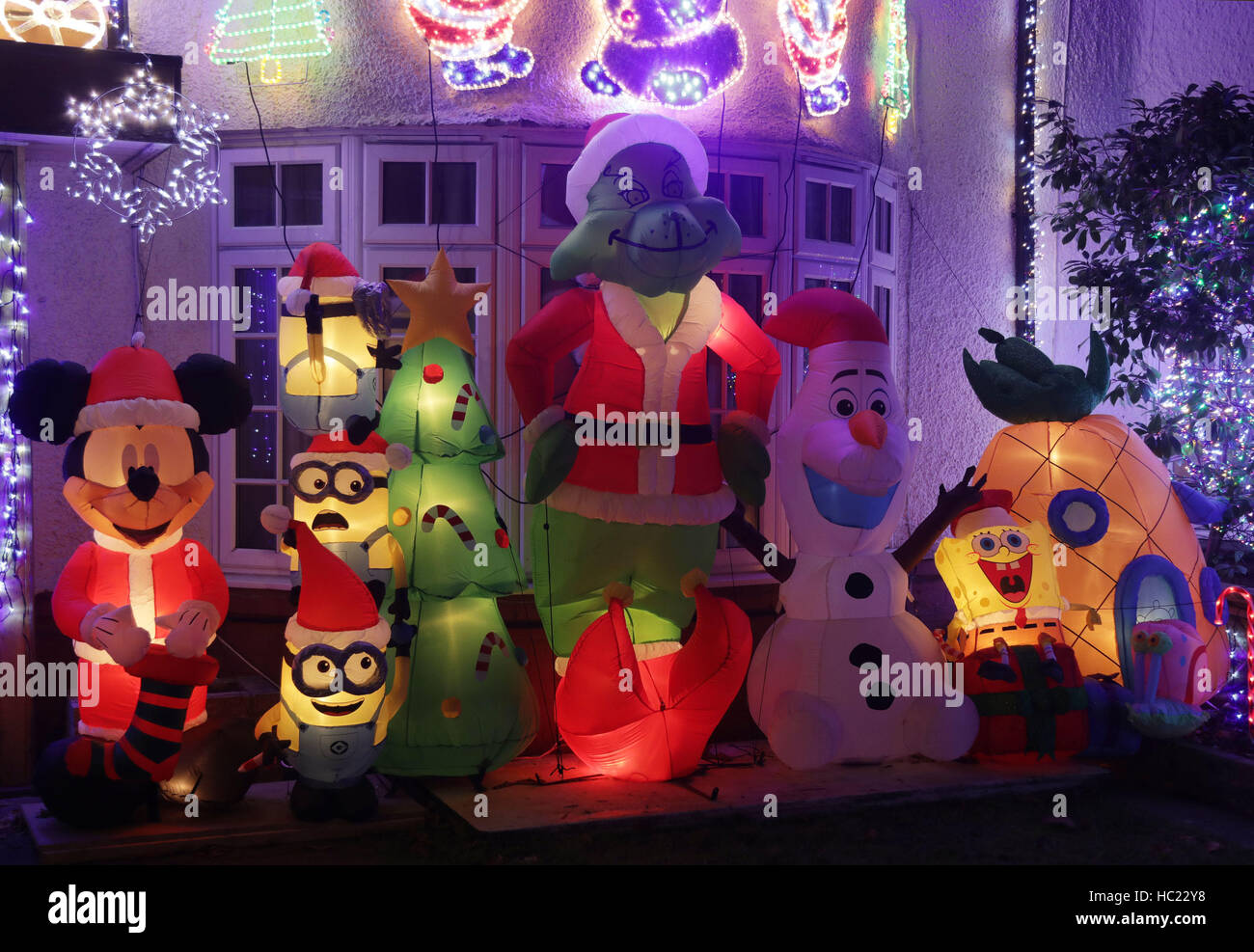 Un quartier résidentiel maison décorée avec des lumières de Noël et de fête des personnages de dessins animés à Highgate, au nord de Londres. Banque D'Images