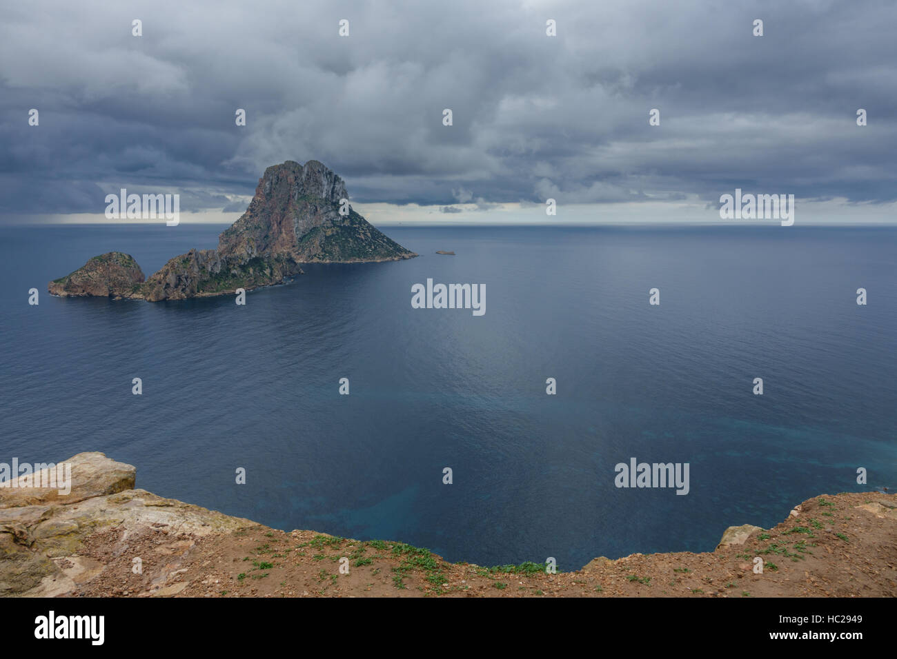 Nuages sur l'île mystérieuse de Es Vedra Banque D'Images