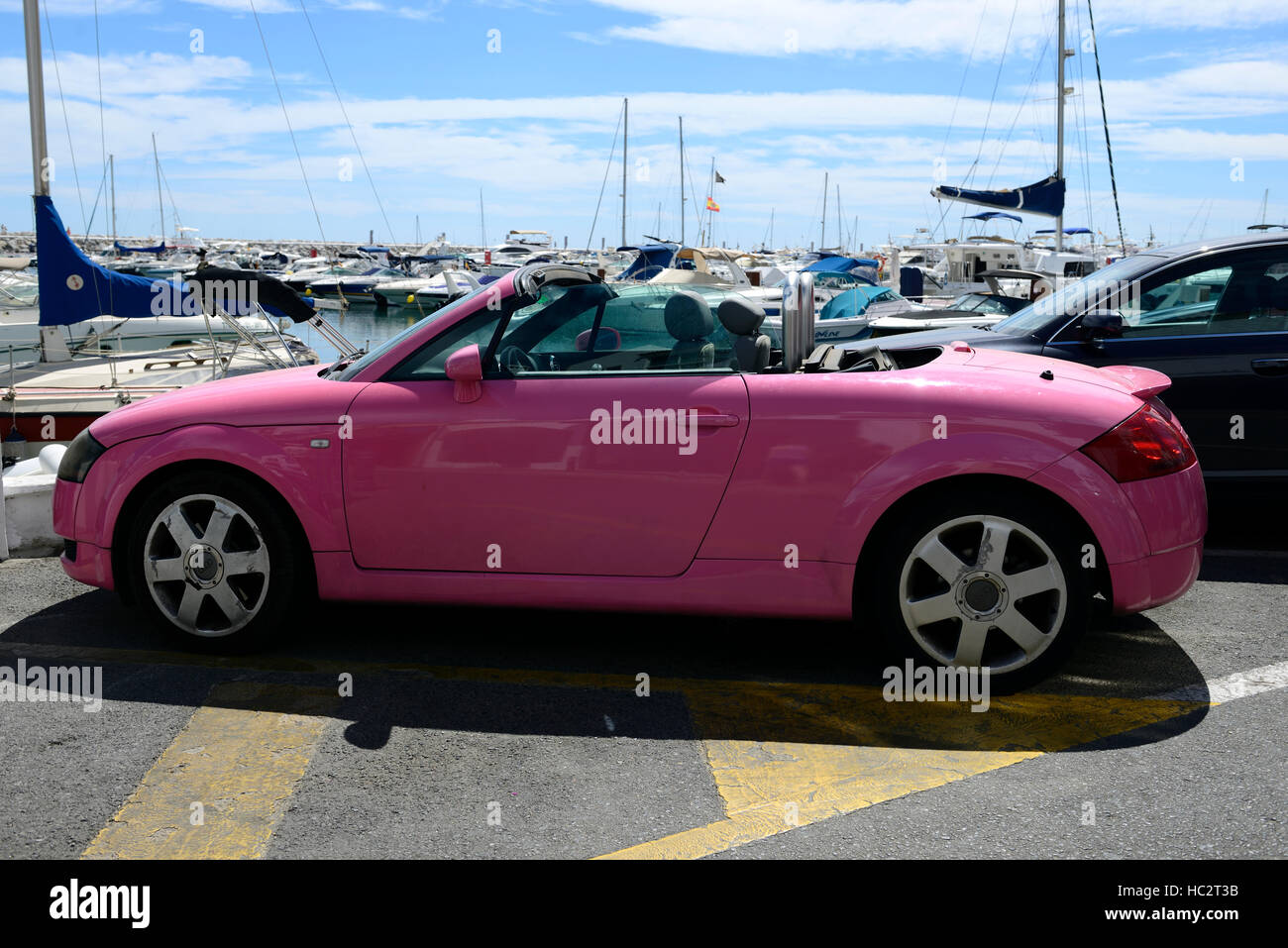 Audi TT Roadster rose open top soft top auto voiture convertible puerto banus espagne icône gay symbole iconique touring tourister Banque D'Images
