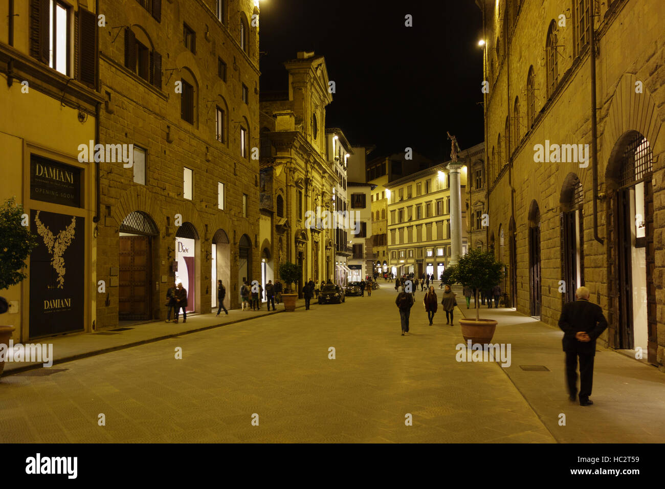 Via de' Tornabuoni, et Piazza de Santa Trinita la nuit, Florence, Toscane, Italie Banque D'Images