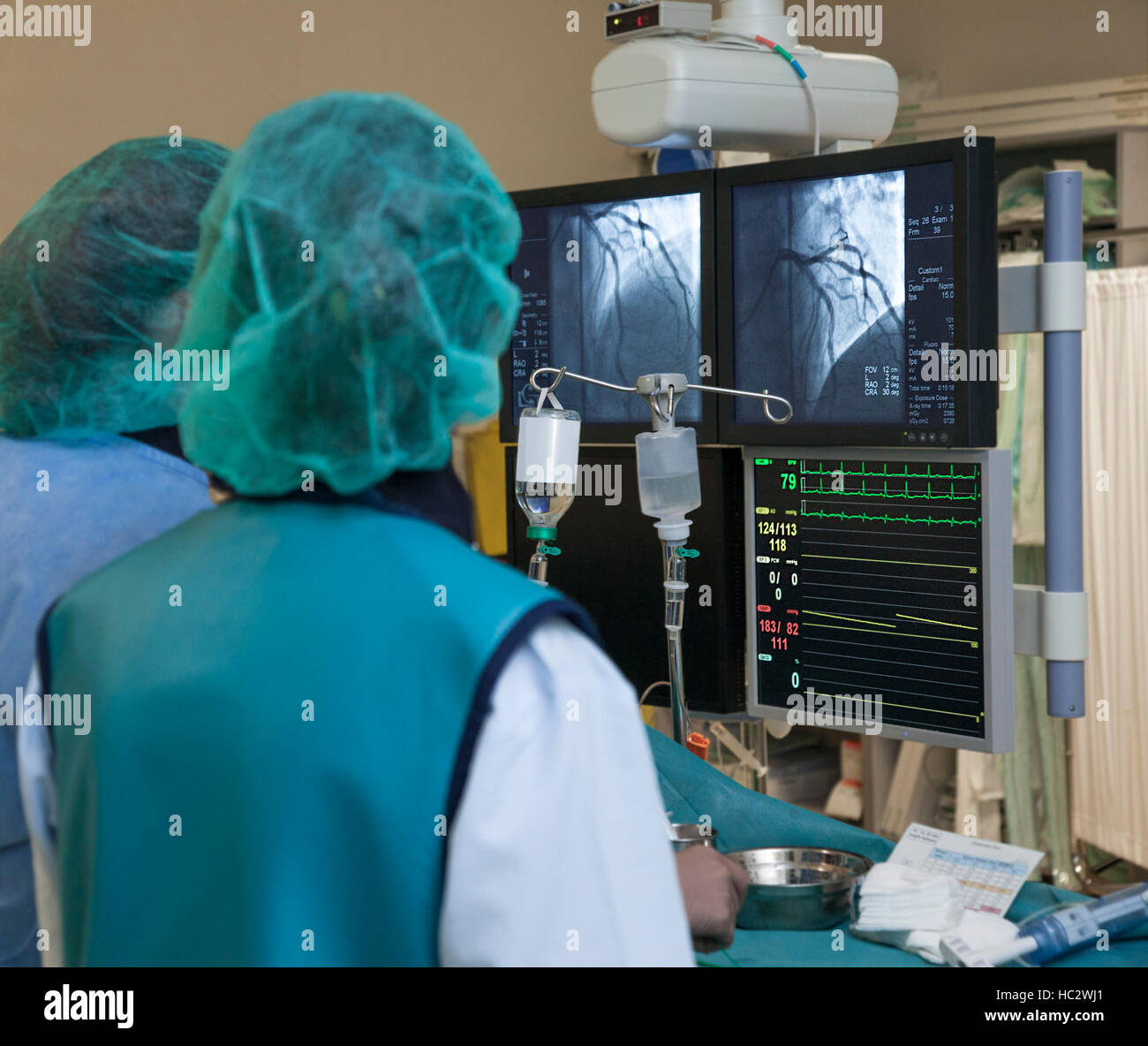L'image du scanner avec les moniteurs d'artères du cœur et du rythme cardiaque au cours de la chirurgie non invasive à l'hôpital. Banque D'Images