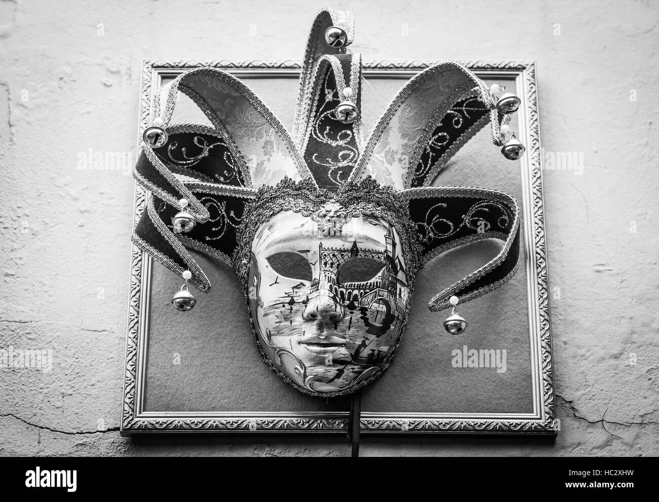 Masque vénitien traditionnel sur l'ancien mur Banque D'Images