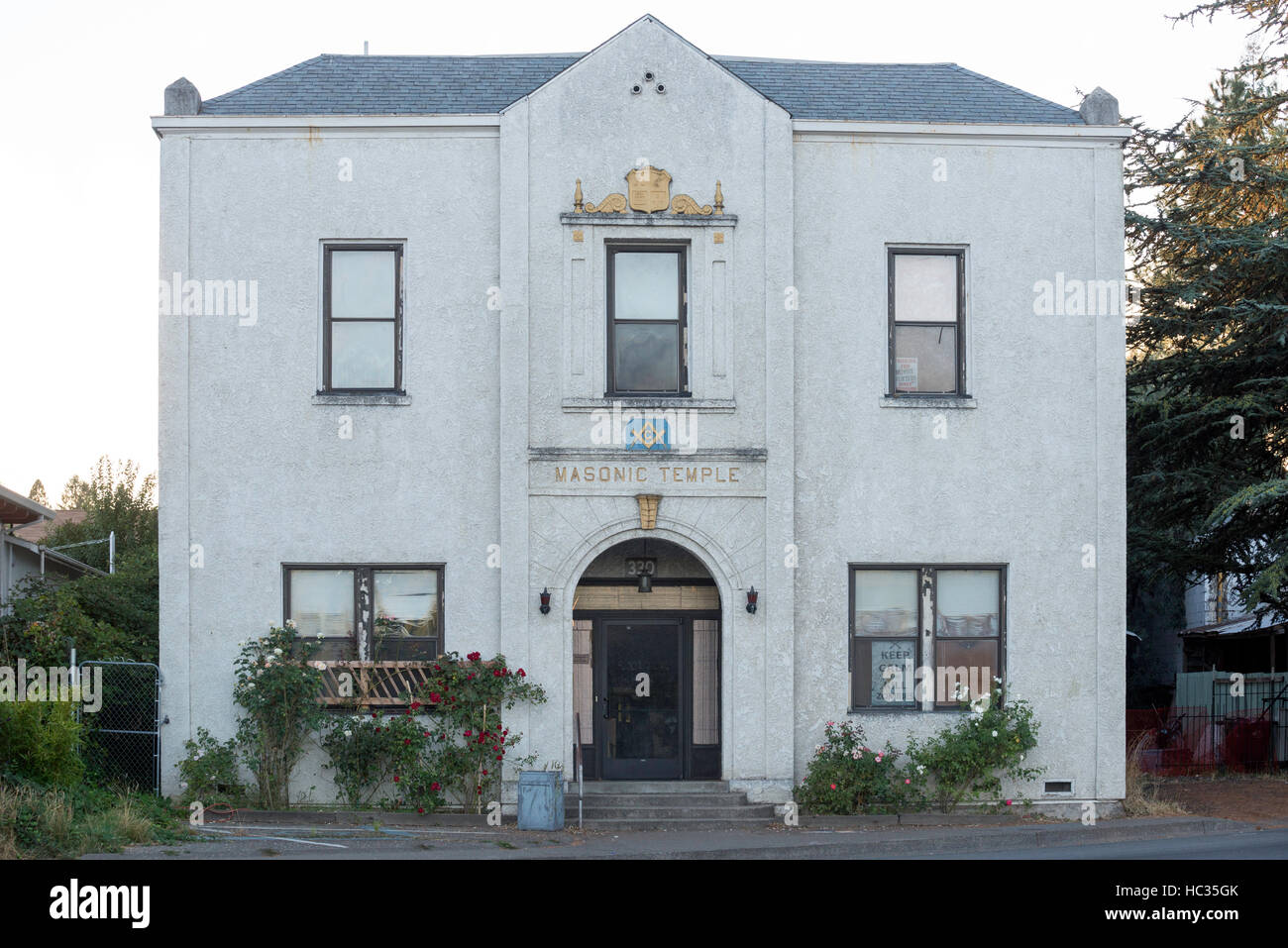 Temple maçonnique à Willits, Californie bâtiment avec un 'Keep calm and kill Zombies'. Banque D'Images