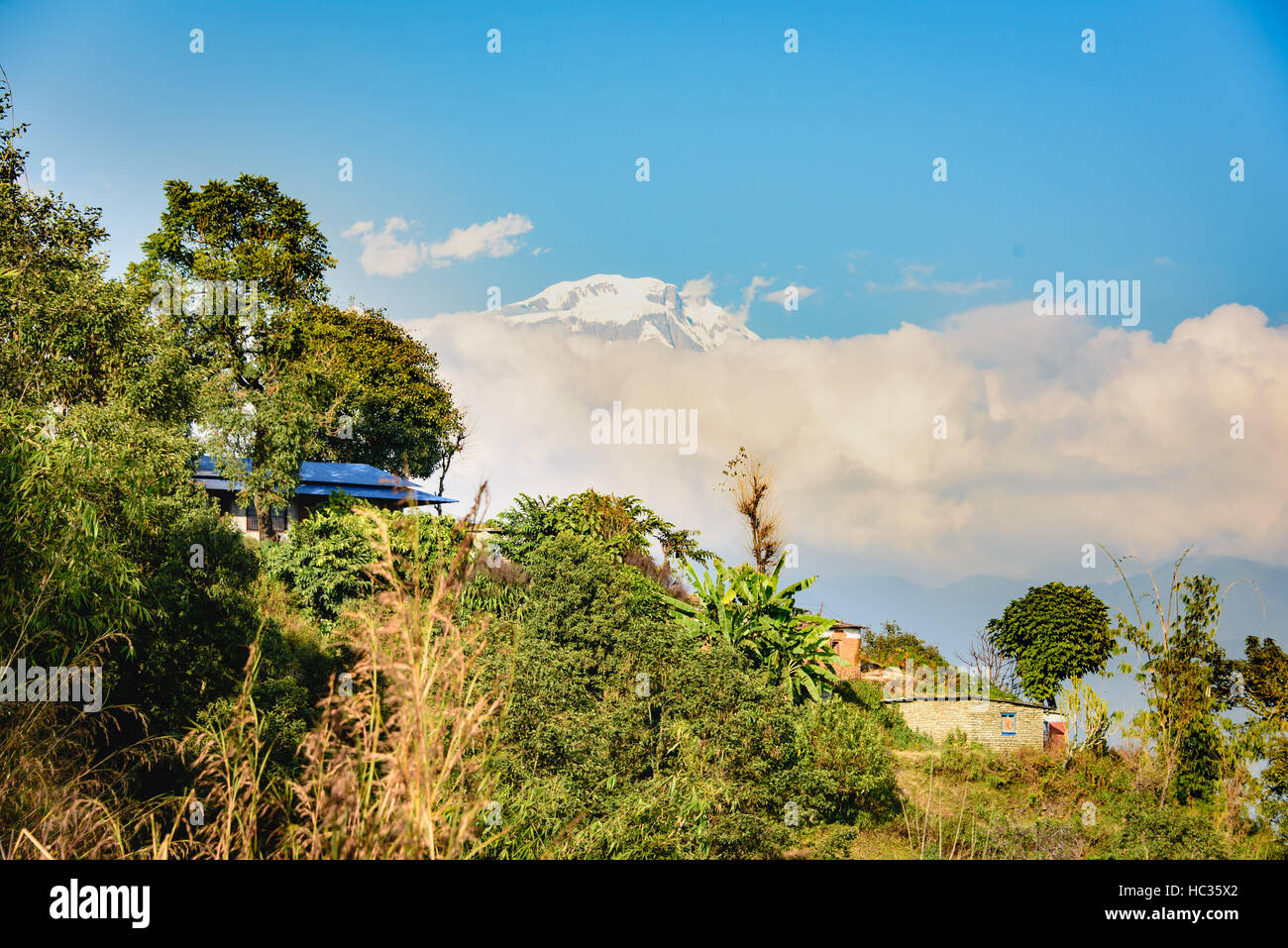 La montagne Annapurna range derrière les nuages et la colline de Sarangkot près de Pokhara Banque D'Images