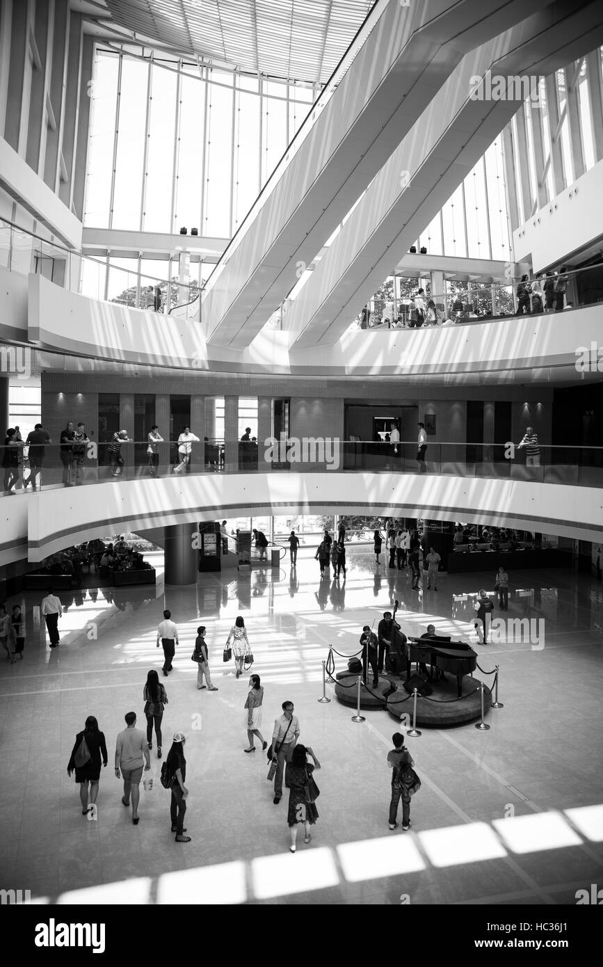 Une scène mouvementée de la Hong Kong galerie de boutiques locales en noir et blanc. Banque D'Images