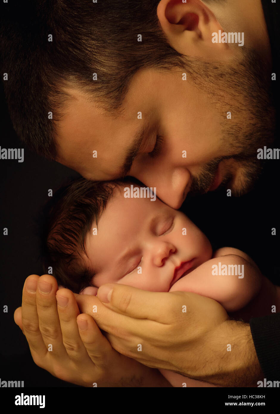Peu De 15 Jours Bebe Couche En Toute Securite Sur Les Bras De Son Pere Sur Un Fond Noir Photo Stock Alamy Peu De 15 Jours Bebe Couche En Toute Securite Sur Les Bras De Son Pere Sur Un Fond Noir Photo Stock Alamy