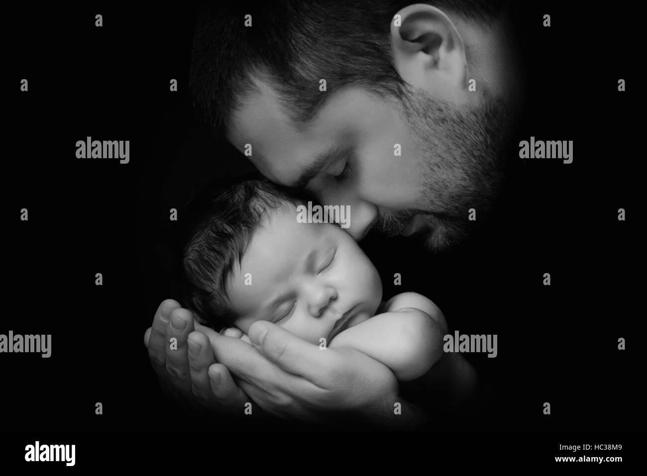 Papa Embrasse Son Bebe Nouveau Ne L Amour De Pere Portrait En Gros Plan Sur Fond Noir Photo Stock Alamy