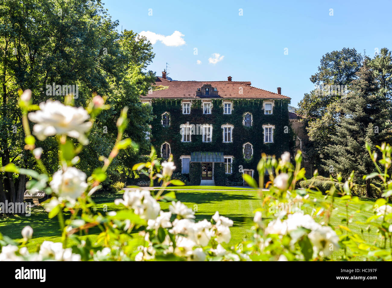 Maison de campagne avec jardin en façade envahie avec des fleurs blanches en Italie, Europe Banque D'Images