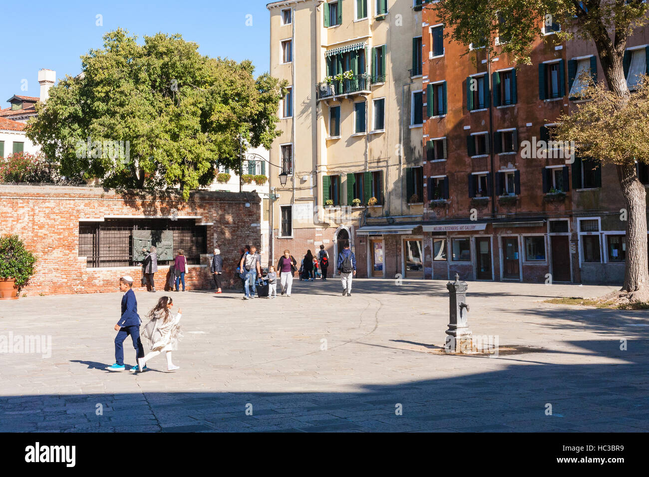 Venise, Italie - 12 octobre 2016 : les gens sur la place principale, Ghetto de Venise (Campo del Ghetto novo). Ity a été la région de Venise dans laquelle les Juifs ont été com Banque D'Images