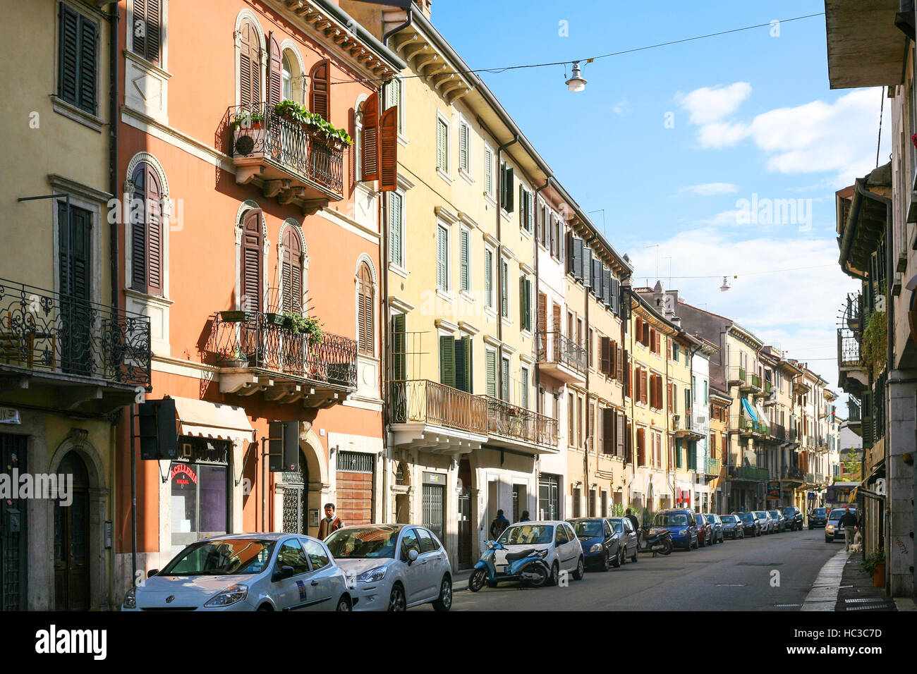 Vérone, ITALIE - 10 octobre 2016 - dans la rue vivant trimestre de Vérone en matinée. Vérone est deuxième ville municipalité en Vénétie et la Banque D'Images