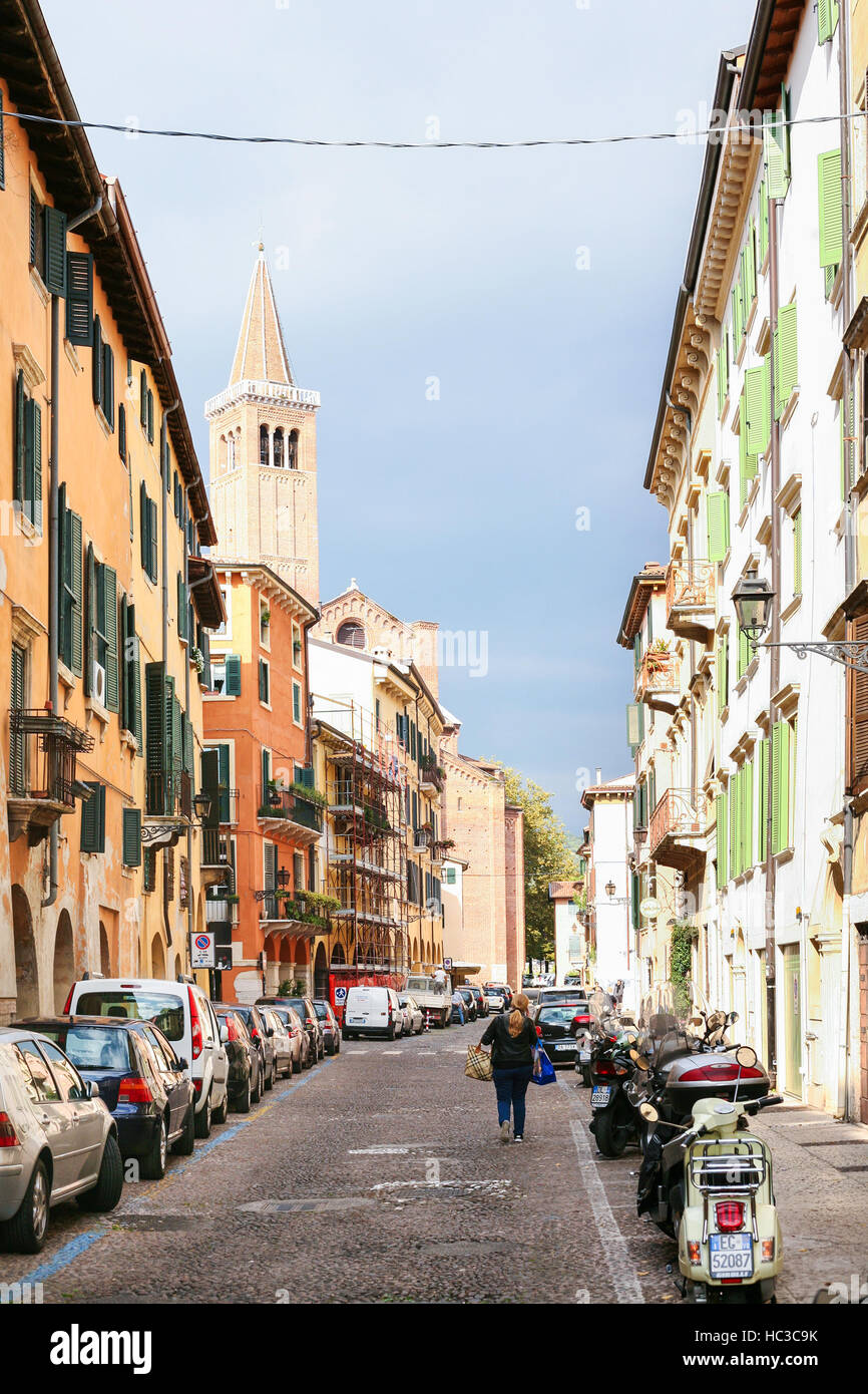 Vérone, ITALIE - 10 octobre 2016 - via Sottoriva Street View et de Sant'Anastasia clocher de l'Église dans la vieille ville de Vérone. Deuxième plus grande ville de Vérone est muni Banque D'Images
