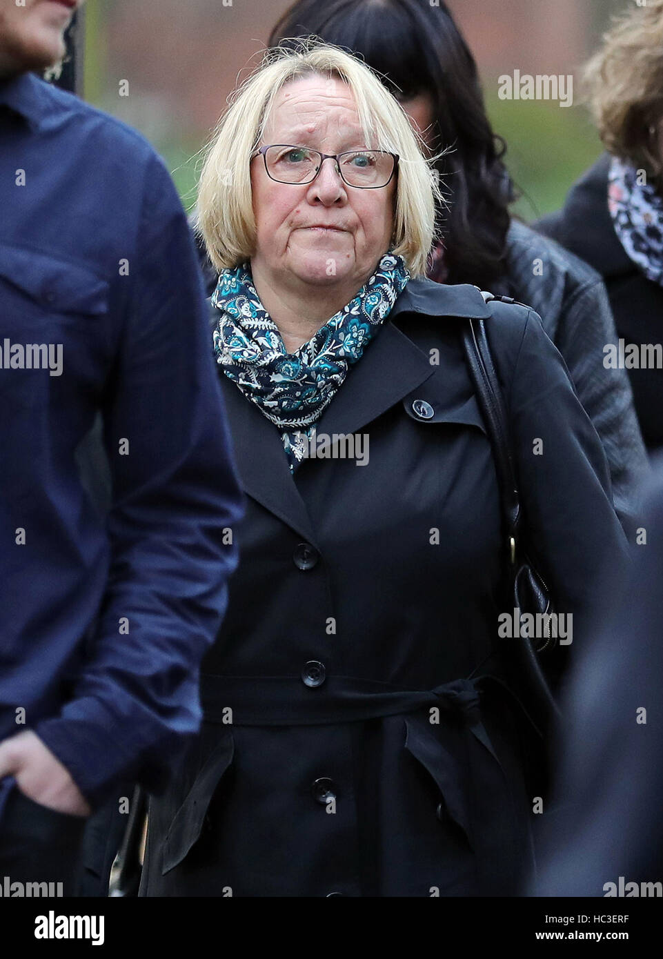 Ruth Lowe, mère de Tomas Lowe, arrivant à Warrington Coroner's Court pour une enquête sur la mort des quatre membres d'British band Alto Beach qui ont été tués aux côtés de leur manager quand leur voiture a plongé à 25 mètres d'un pont dans un canal en Suède. Banque D'Images