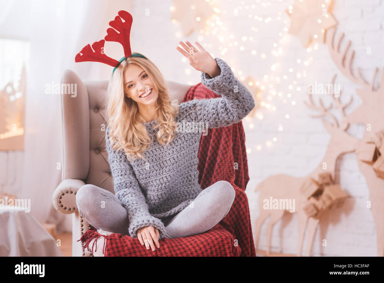 Cheerful Pretty woman accueil que vous Banque D'Images