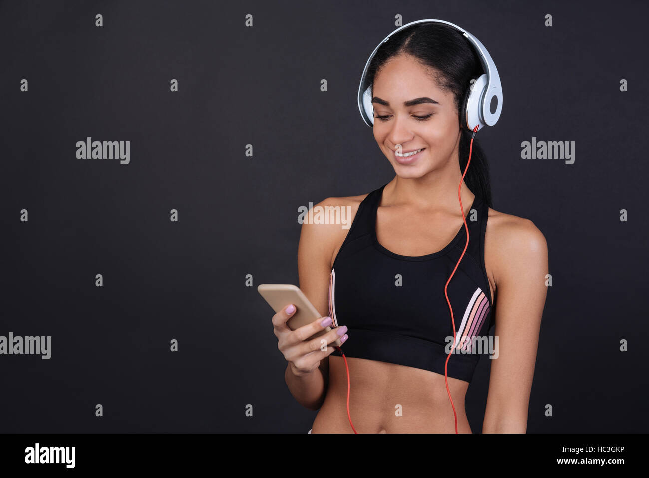 Young smiling brunette wearing headphones Banque D'Images