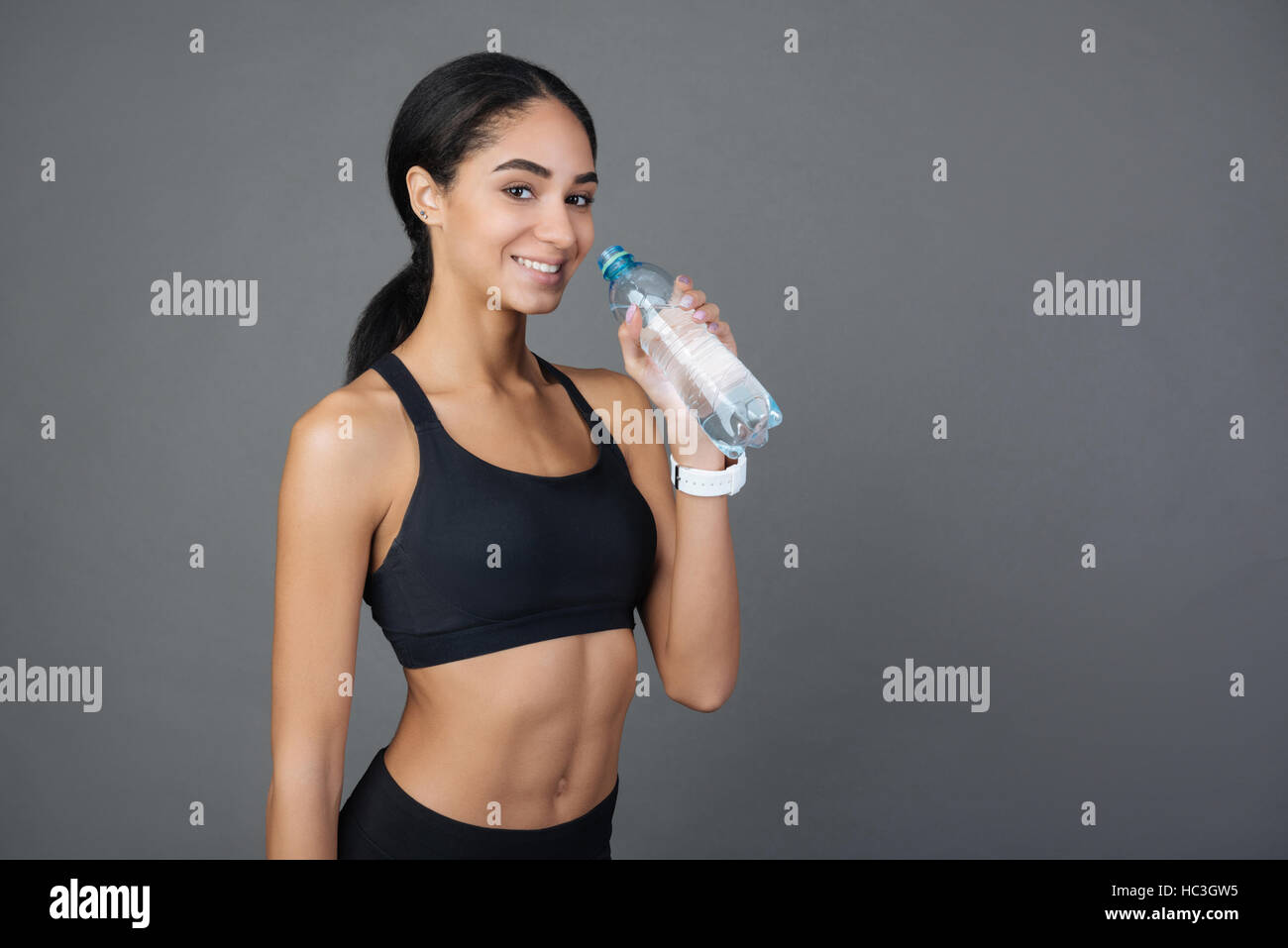 Ravis de la sportive positive de l'eau douce potable Banque D'Images