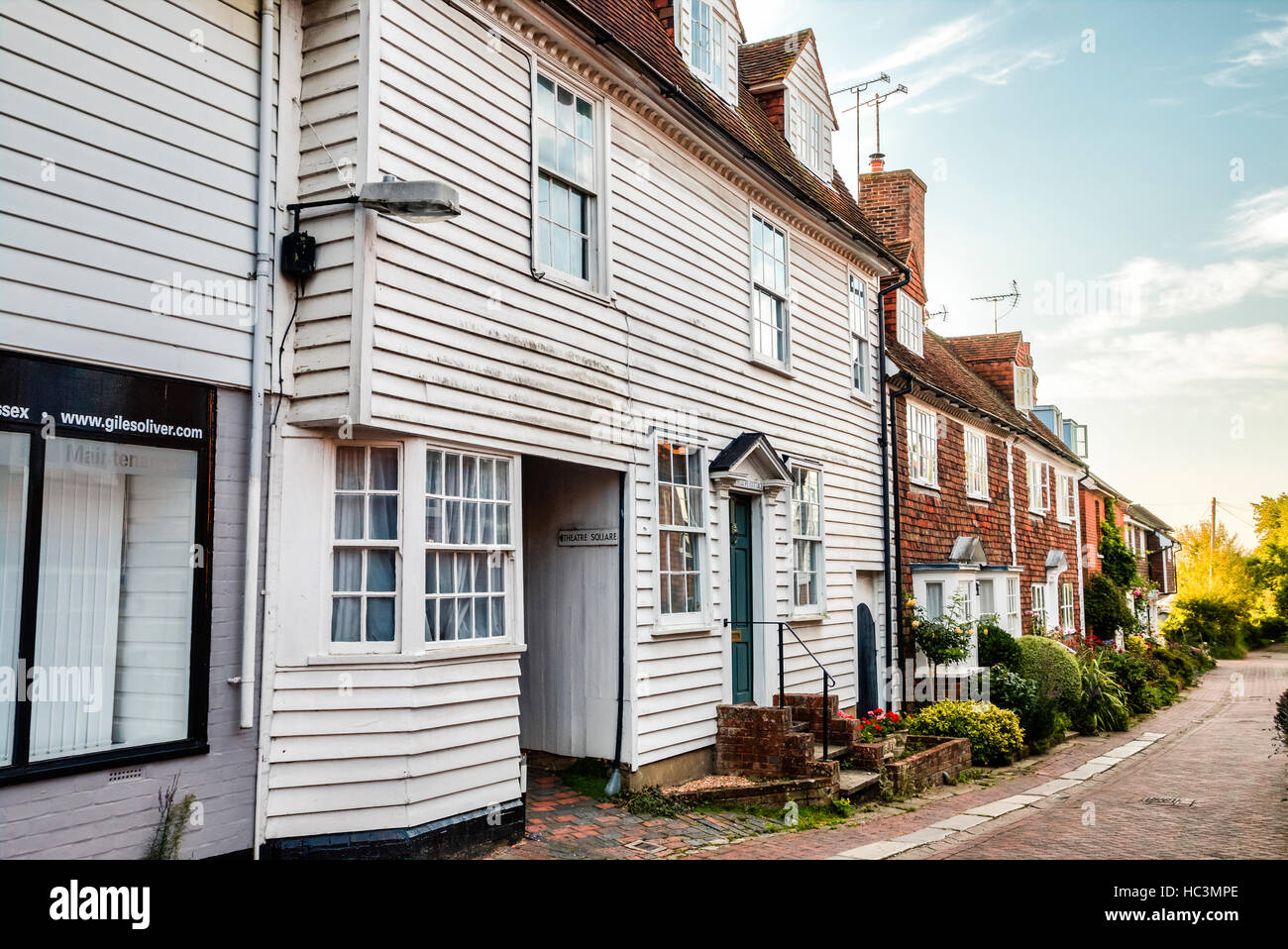 L'Angleterre, Tenterden. Lane avec blanc tableau météo, en bois datant du 18ème siècle, 'Théâtre' Cottage, avec 19e siècle cottages en arrière-plan. Banque D'Images
