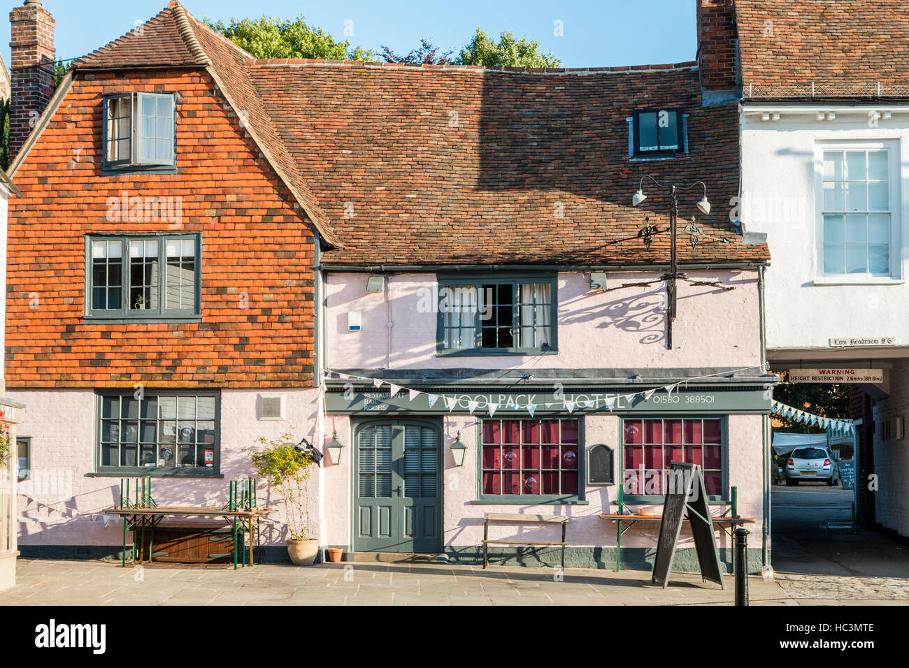 Auberge du xvie siècle, aujourd'hui utilisé comme hôtel. 'La laine pack' dans Tenterden High Street, Kent. Deux étages à la façade double bâtiment. Banque D'Images