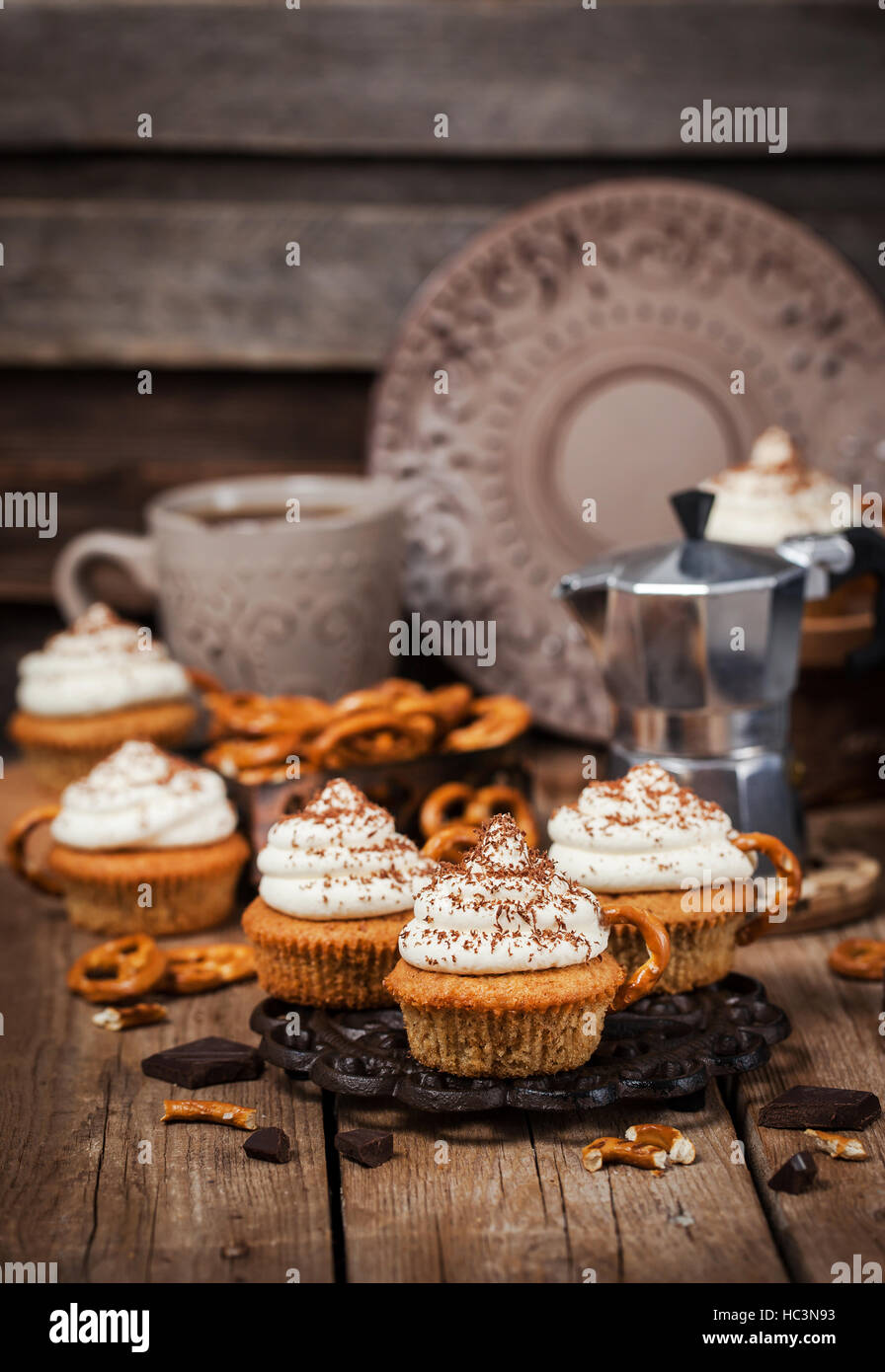 De délicieux petits gâteaux café décorée comme un cappuccino Banque D'Images