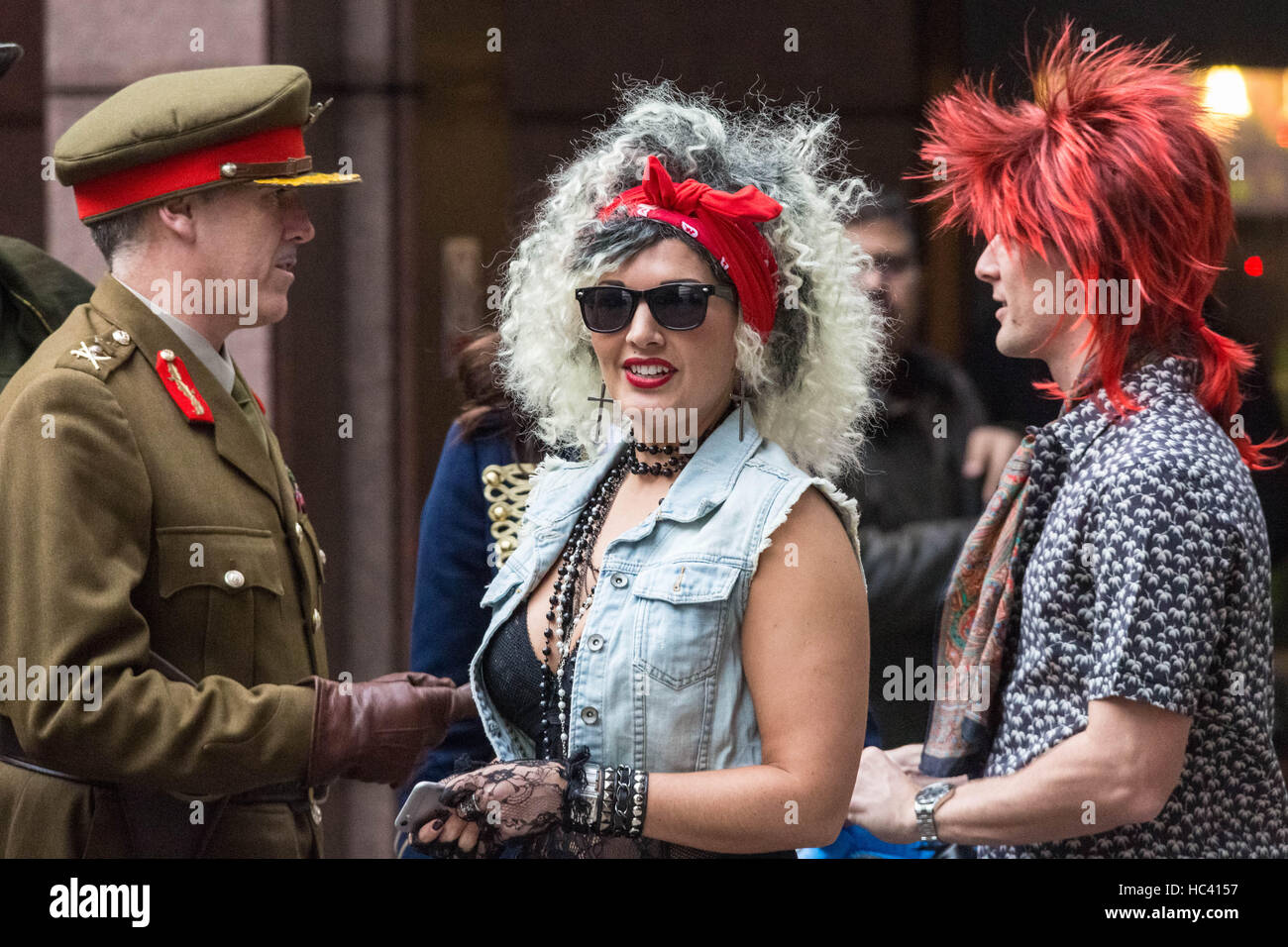 Londres, Royaume-Uni. 7 Décembre, 2016. Les commerçants de la ville et les employés arrivent déguisés prêt à assister à la 24e Journée mondiale de l'ICAP Charity Crédit : Guy Josse/Alamy Live News Banque D'Images