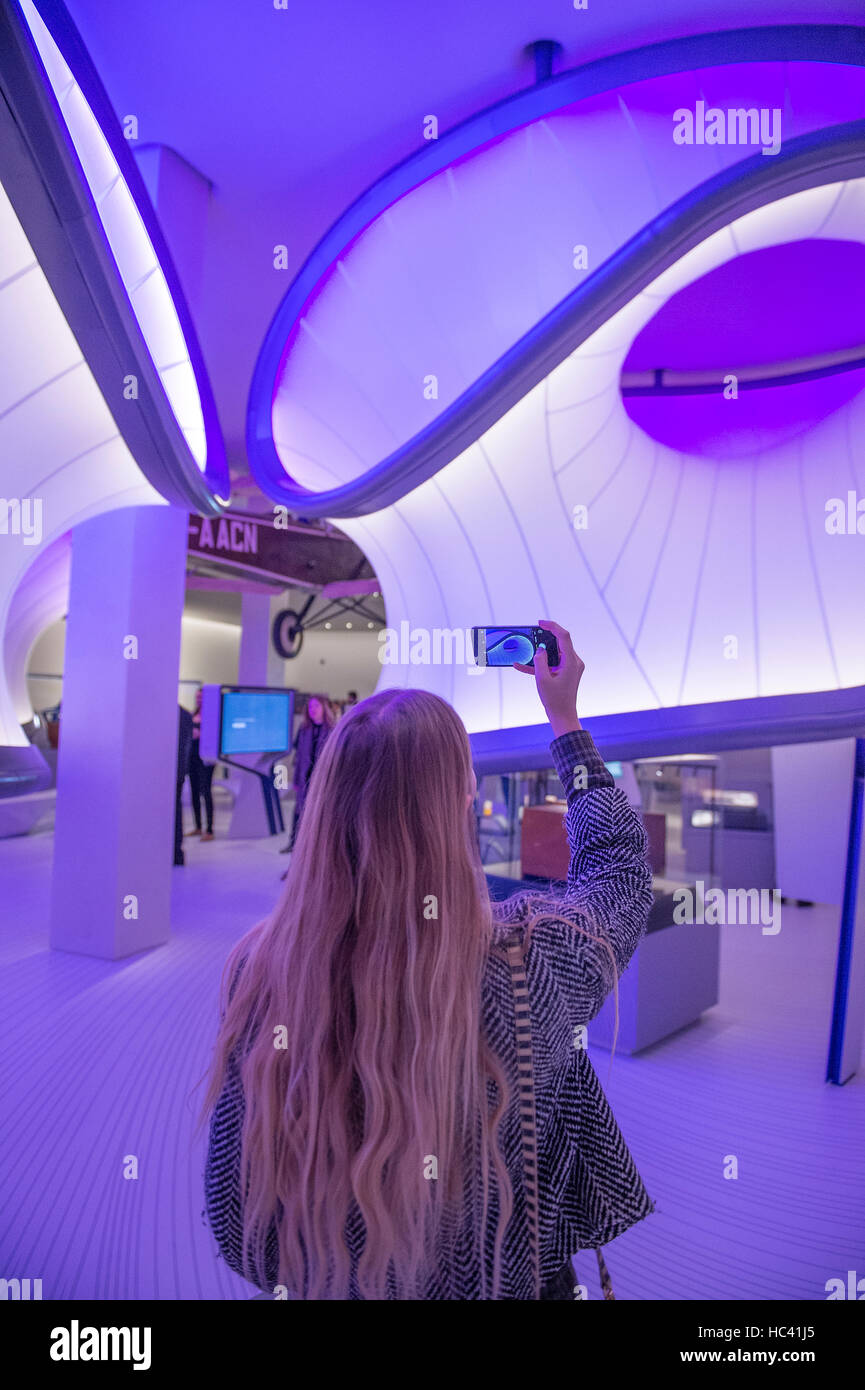 Le Science Museum, Londres, Royaume-Uni. 7 décembre 2016. Les mathématiques : la galerie Winton, appuyez sur Aperçu. Conçu par le célèbre architecte Zaha Hadid, cette nouvelle galerie raconte l'histoire de la façon dont les mathématiques ont façonné notre monde et s'étend sur 400 ans de l'ingéniosité de l'histoire mathématique portant à la vie à travers la conception et l'architecture de son affiche. Credit : artsimages/Alamy Live News. Banque D'Images