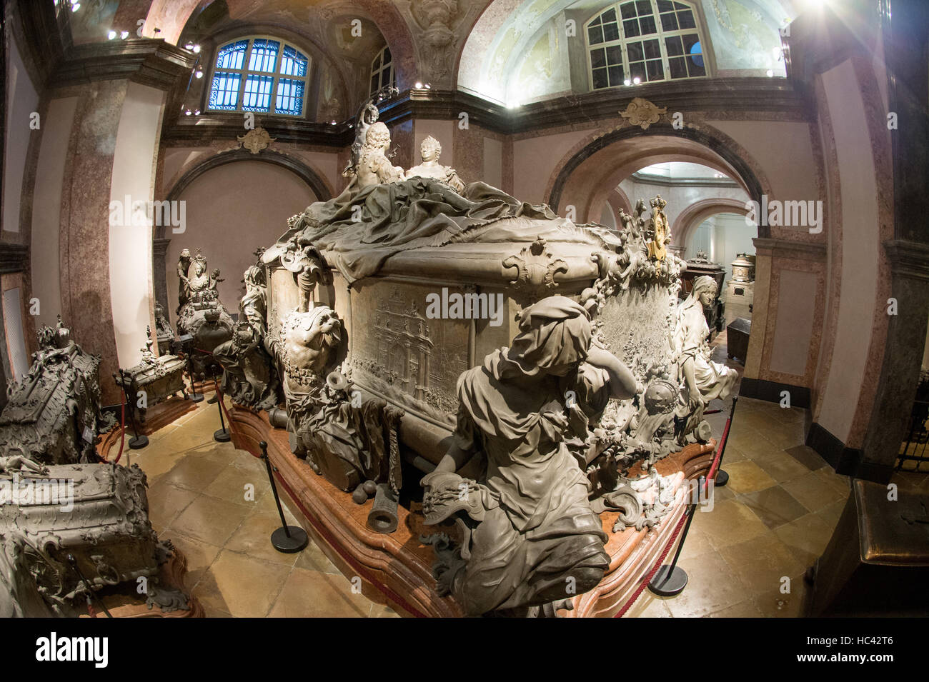 Vienne, Autriche. 5 déc, 2016. Le baroque tardif sarcophage double pour l'impératrice Maria Theresia (1717-1780) et son mari Franz I. Stephan (1708-1765) se trouve dans la crypte des Capucins à Vienne, Autriche, 5 décembre 2016. Photo : Daniel Reinhardt/dpa/Alamy Live News Banque D'Images