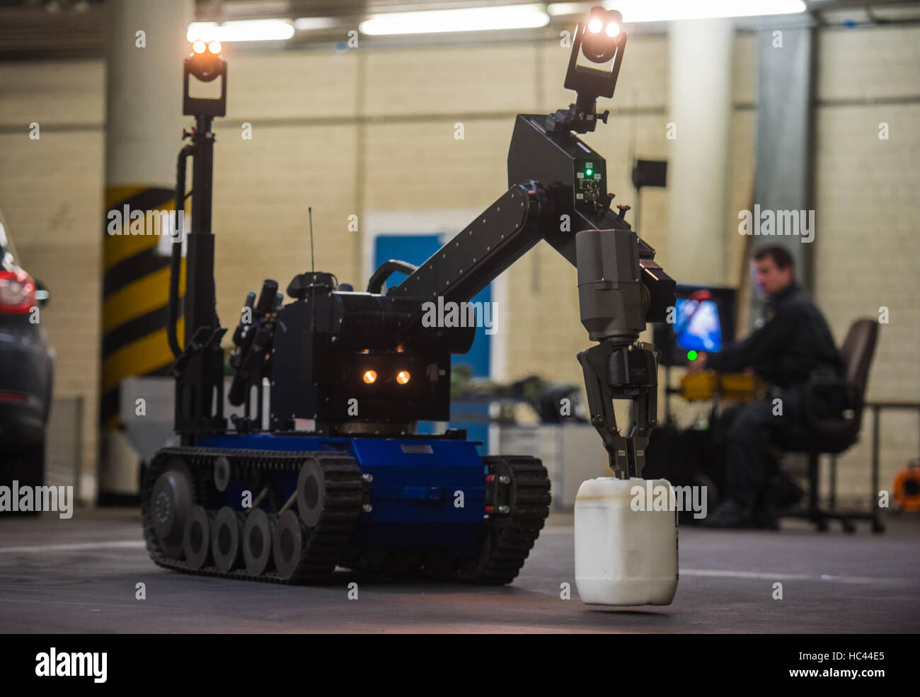 Mainz, Allemagne. 7 Décembre, 2016. Un agent de police démontre comment un véhicule caterpillar prend une bombe factice à Mainz, Allemagne, 7 décembre 2016. Avec le manipulateur télécommandé '1849-1912', un robot contrôlé à distance pour désamorcer les bombes et d'explosifs, les agents de l'état bureau criminel peut prendre le plus de bombes non conventionnelles. Photo : Andreas Arnold/dpa/Alamy Live News Banque D'Images Mainz, Allemagne. 7 Décembre, 2016. Un agent de police démontre comment un véhicule caterpillar prend une bombe factice à Mainz, Allemagne, 7 décembre 2016. Avec le manipulateur télécommandé '1849-1912', un robot contrôlé à distance pour désamorcer les bombes et d'explosifs, les agents de l'état bureau criminel peut prendre le plus de bombes non conventionnelles. Photo : Andreas Arnold/dpa/Alamy Live News Banque D'Images
