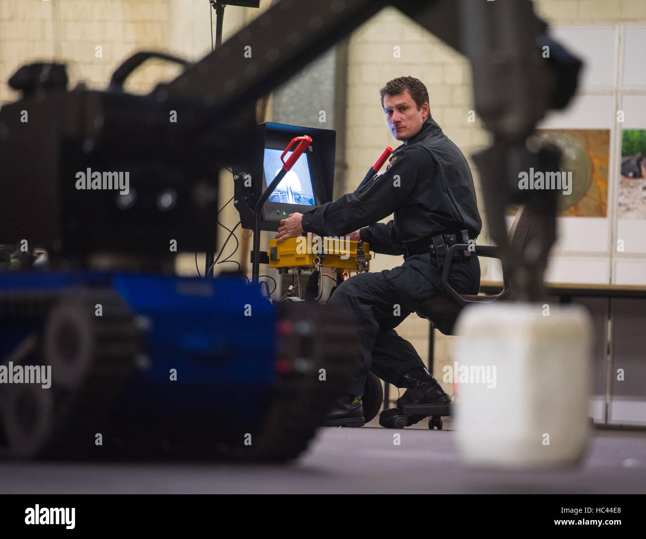 Mainz, Allemagne. 7 Décembre, 2016. Un agent de police démontre comment un véhicule caterpillar prend une bombe factice à Mainz, Allemagne, 7 décembre 2016. Avec le manipulateur télécommandé '1849-1912', un robot contrôlé à distance pour désamorcer les bombes et d'explosifs, les agents de l'état bureau criminel peut prendre le plus de bombes non conventionnelles. Photo : Andreas Arnold/dpa/Alamy Live News Banque D'Images Mainz, Allemagne. 7 Décembre, 2016. Un agent de police démontre comment un véhicule caterpillar prend une bombe factice à Mainz, Allemagne, 7 décembre 2016. Avec le manipulateur télécommandé '1849-1912', un robot contrôlé à distance pour désamorcer les bombes et d'explosifs, les agents de l'état bureau criminel peut prendre le plus de bombes non conventionnelles. Photo : Andreas Arnold/dpa/Alamy Live News Banque D'Images