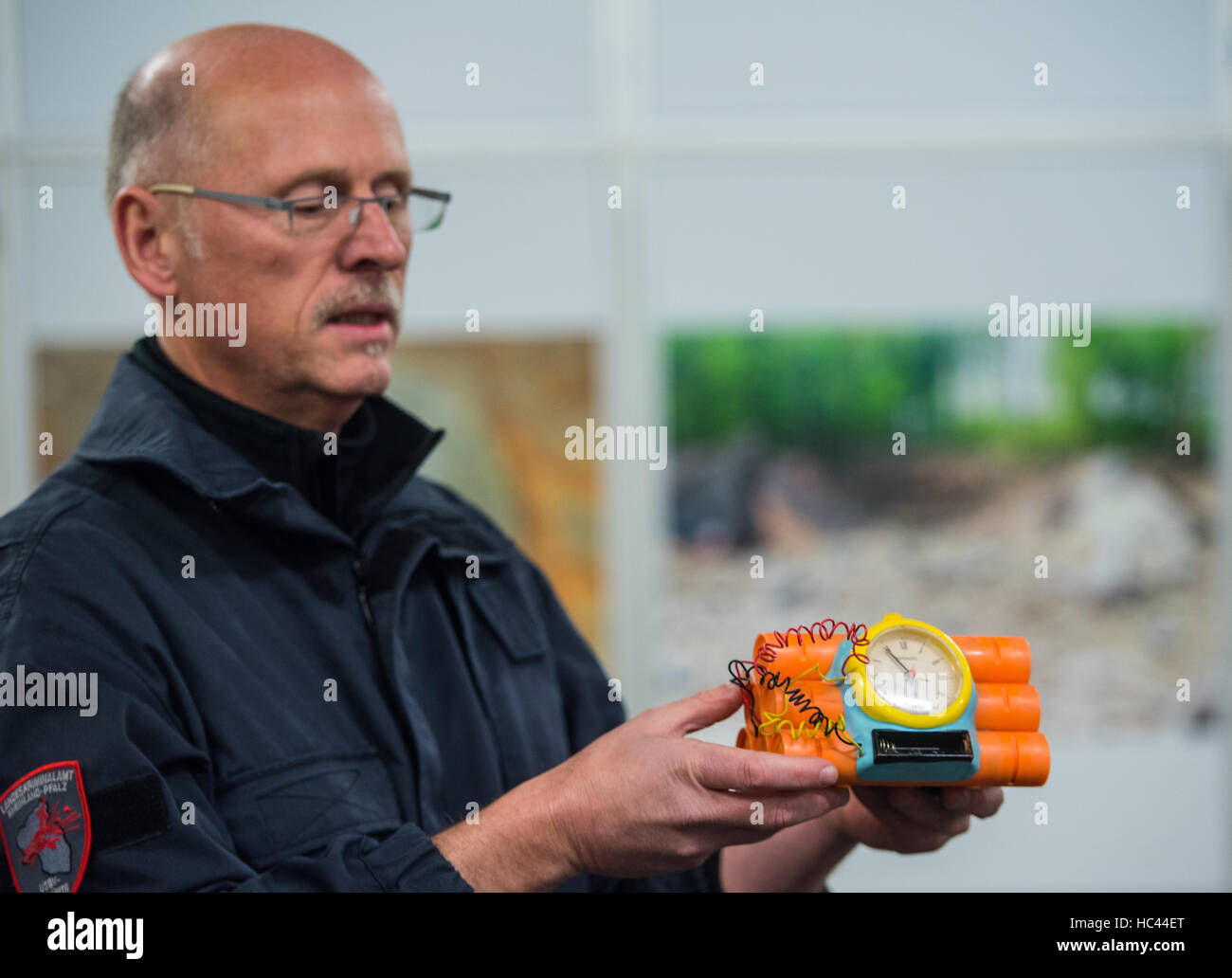Mainz, Allemagne. 7 Décembre, 2016. Le chef du département pour désamorcer la bombe de l'état bureau criminel, Udo, Jastrzembsky montre un jouet bombe avec un dispositif d'allumage et les fils à Mainz, Allemagne, 7 décembre 2016. Qui a jamais tente de faire peur à leurs concitoyens avec un tel appareil peut être faux de rendre des comptes. Avec le manipulateur télécommandé '1849-1912', un robot contrôlé à distance pour désamorcer les bombes et d'explosifs, les agents de l'état bureau criminel peut prendre le plus de bombes non conventionnelles. Photo : Andreas Arnold/dpa/Alamy Live News Banque D'Images Mainz, Allemagne. 7 Décembre, 2016. Le chef du département pour désamorcer la bombe de l'état bureau criminel, Udo, Jastrzembsky montre un jouet bombe avec un dispositif d'allumage et les fils à Mainz, Allemagne, 7 décembre 2016. Qui a jamais tente de faire peur à leurs concitoyens avec un tel appareil peut être faux de rendre des comptes. Avec le manipulateur télécommandé '1849-1912', un robot contrôlé à distance pour désamorcer les bombes et d'explosifs, les agents de l'état bureau criminel peut prendre le plus de bombes non conventionnelles. Photo : Andreas Arnold/dpa/Alamy Live News Banque D'Images