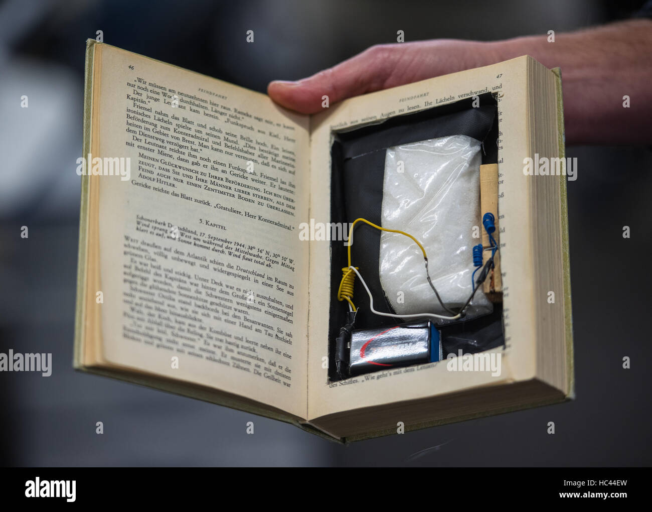 Mainz, Allemagne. 7 Décembre, 2016. Un agent de police montre un livre qui a été manipulée avec un dispositif d'allumage et d'explosifs à Mainz, Allemagne, 7 décembre 2016. Avec le manipulateur télécommandé '1849-1912', un robot contrôlé à distance pour désamorcer les bombes et d'explosifs, les agents de l'état bureau criminel peut prendre le plus de bombes non conventionnelles. Photo : Andreas Arnold/dpa/Alamy Live News Banque D'Images Mainz, Allemagne. 7 Décembre, 2016. Un agent de police montre un livre qui a été manipulée avec un dispositif d'allumage et d'explosifs à Mainz, Allemagne, 7 décembre 2016. Avec le manipulateur télécommandé '1849-1912', un robot contrôlé à distance pour désamorcer les bombes et d'explosifs, les agents de l'état bureau criminel peut prendre le plus de bombes non conventionnelles. Photo : Andreas Arnold/dpa/Alamy Live News Banque D'Images