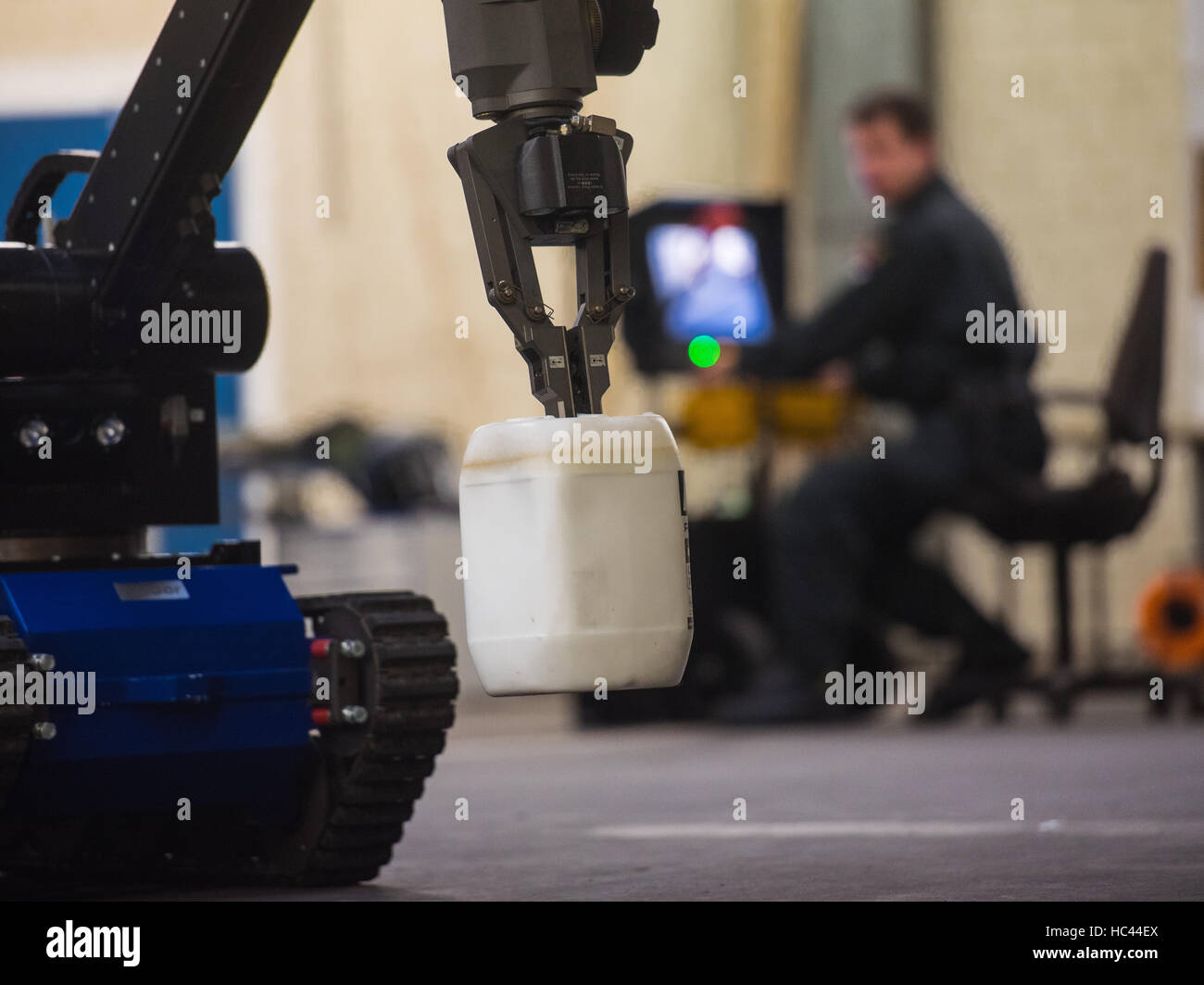 Mainz, Allemagne. 7 Décembre, 2016. Un agent de police démontre comment un véhicule caterpillar prend une bombe factice à Mainz, Allemagne, 7 décembre 2016. Avec le manipulateur télécommandé '1849-1912', un robot contrôlé à distance pour désamorcer les bombes et d'explosifs, les agents de l'état bureau criminel peut prendre le plus de bombes non conventionnelles. Photo : Andreas Arnold/dpa/Alamy Live News Banque D'Images Mainz, Allemagne. 7 Décembre, 2016. Un agent de police démontre comment un véhicule caterpillar prend une bombe factice à Mainz, Allemagne, 7 décembre 2016. Avec le manipulateur télécommandé '1849-1912', un robot contrôlé à distance pour désamorcer les bombes et d'explosifs, les agents de l'état bureau criminel peut prendre le plus de bombes non conventionnelles. Photo : Andreas Arnold/dpa/Alamy Live News Banque D'Images