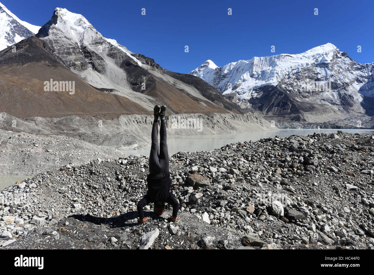 Solukhumbu, Népal. 23 Nov, 2016. Photo prise le 23 novembre 2016 montre un voyageur bulgare effectue un cours en face de l'Imja Lake dans la région de Solukhumbu Everest, partie nord du Népal. Le lac Imja, l'un des plus grands et des plus dangereux des lacs glaciaires dans les pays de l'Himalaya, se trouve à une altitude de 5010 mètres au-dessus du niveau de la mer. Inondation à base communautaire et les projets de réduction des risques à l'Imja est achevé récemment sous le ministère de l'hydrologie et de la météorologie et de l'Armée népalaise et a été financé par le Fonds de développement des Nations Unies.Selon la recherche, l'lak Banque D'Images