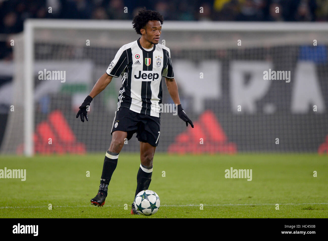 Turin, Italie. 7 Décembre, 2016. Juan Miguel, de la Juventus en action lors de la Ligue des Champions Groupe H match de football entre la Juventus et GNK Dinamo Zagreb. Credit : Nicolò Campo/Alamy Live News Banque D'Images