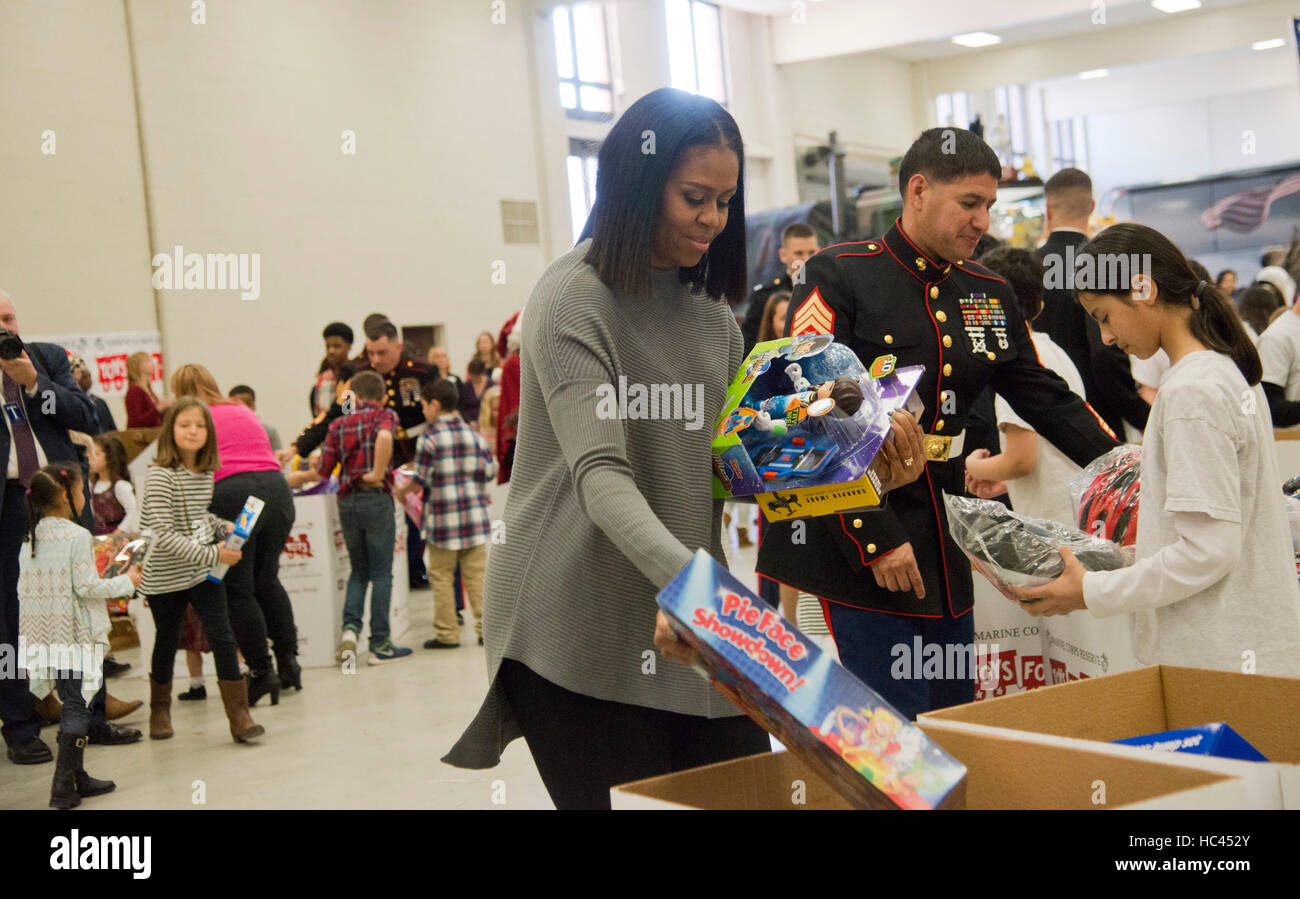 Washington DC, USA. 7 Décembre, 2016. La Première Dame Michelle Obama visites Joint Base Anacostia-Bolling où elle aide à la distribution de jouets et de cadeaux offerts par le bureau exécutif de l'état-major présidentiel à la Marine Corps réservataire programme Toys for Tots. Patsy Lynch/MediaPunch MediaPunch Crédit : Inc/Alamy Live News Banque D'Images