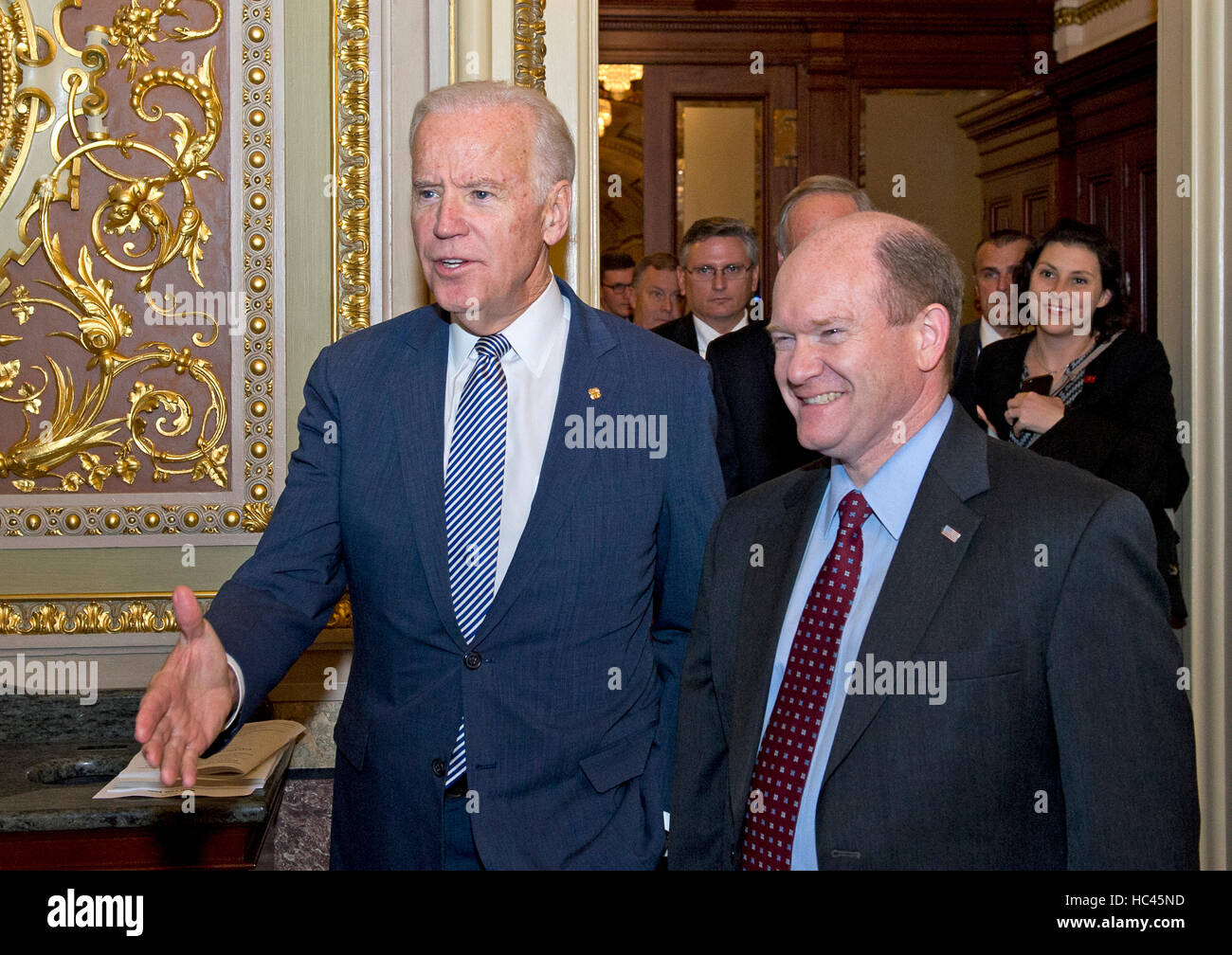 Washington DC, USA. 7 Décembre, 2016. United States Vice-président Joe Biden, gauche, quitte le Sénat US dans le Capitole à Washington, DC avec le sénateur américain Chris Coons (démocrate du Delaware), à droite, après avoir été honoré avec une série d'hommages bipartisan au Sénat le mercredi, Décembre 7, 2016. Credit : Ron Sachs/CNP /MediaPunch MediaPunch Crédit : Inc/Alamy Live News Banque D'Images