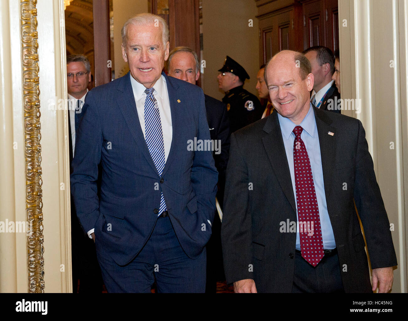 Washington DC, USA. 7 Décembre, 2016. United States Vice-président Joe Biden, gauche, quitte le Sénat US dans le Capitole à Washington, DC avec le sénateur américain Chris Coons (démocrate du Delaware), à droite, après avoir été honoré avec une série d'hommages bipartisan au Sénat le mercredi, Décembre 7, 2016. Credit : Ron Sachs/CNP /MediaPunch MediaPunch Crédit : Inc/Alamy Live News Banque D'Images