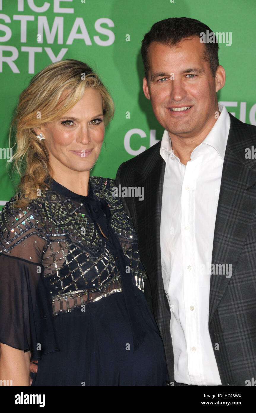 Los Angeles, Californie, USA. 7 Décembre, 2016. 7 décembre 2016 - Los Angeles California USA - Actrice Molly Sims, SCOTT STUBER au ''party de Noël de bureau'' Premiere tenue au Regency Village Theatre, Westwood, Los Angeles CA Crédit : Paul Fenton/ZUMA/Alamy Fil Live News Banque D'Images