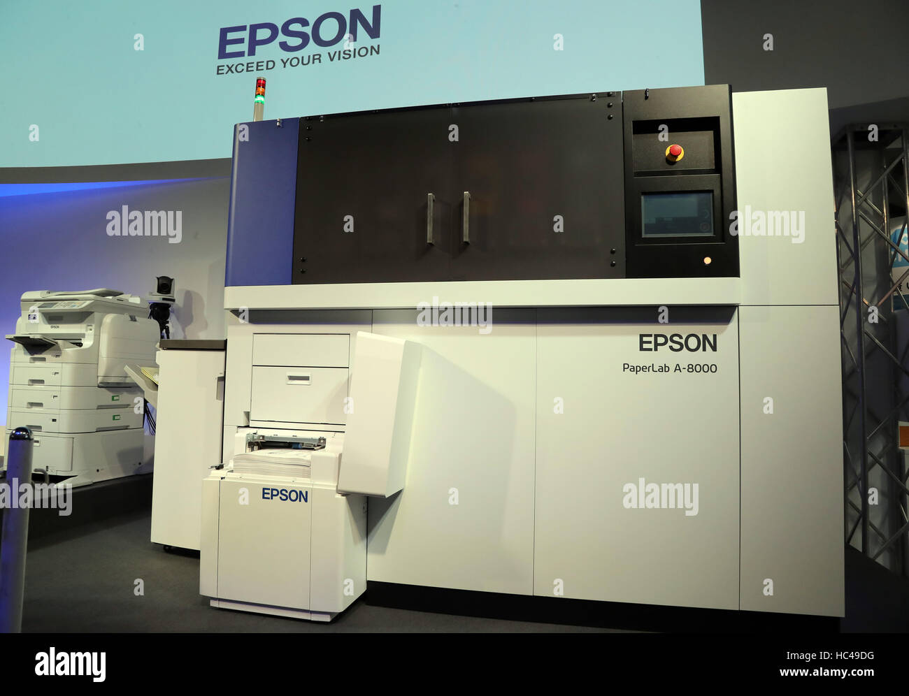 Tokyo, Japon. 8e Dec 2016. Imprimante Epson géant japonais affiche la  première machine de recyclage papier compact UN « PaperLab-8000', la  fabrication du papier de bureau système capable de produire du nouveau