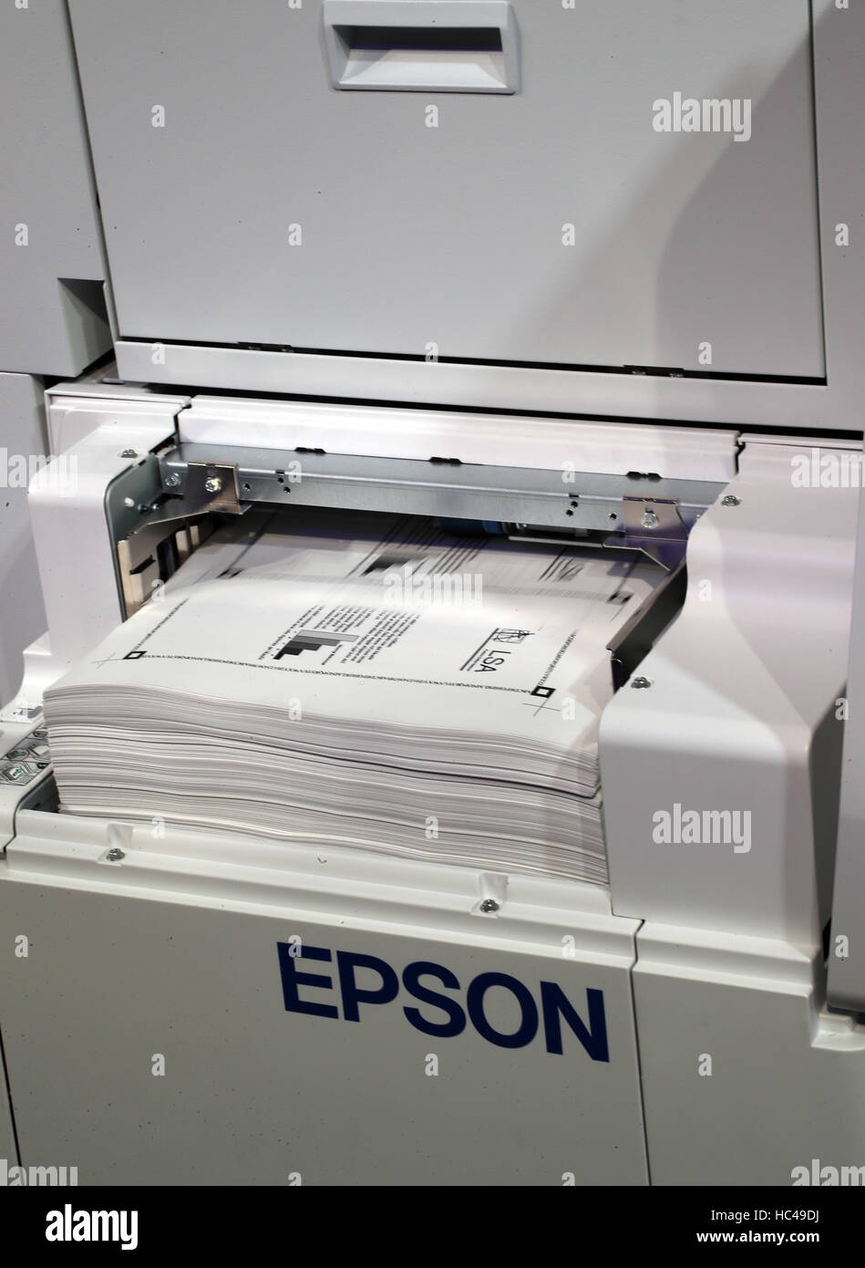 Tokyo, Japon. 8e Dec 2016. L'imprimante affiche le géant japonais du  premier papier compact machine de recyclage UN « PaperLab-8000', la  fabrication du papier de bureau système capable de produire du nouveau