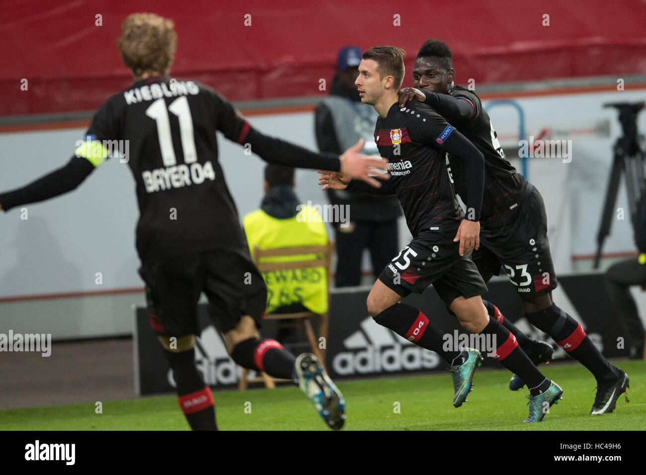 Leverkusen, Allemagne. 7 Décembre, 2016. Leverkusen Stefan Kiessling (l-r), buteur Vladlen Yurchenko et Danny da Costa célébrer après l'objectif à 1:0 au cours de la Ligue des Champions match de football entre le Bayer Leverkusen et l'AS Monaco à la BayArena à Leverkusen, Allemagne, 7 décembre 2016. Photo : Marius Becker/dpa/Alamy Live News Banque D'Images