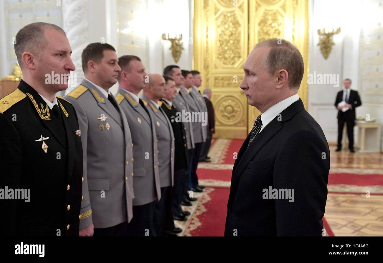 Moscou, Russie. 07Th Dec, 2016. Le président russe Vladimir Poutine salue des officiers militaires au cours d'une cérémonie de promotion au Kremlin, le 7 décembre 2016 à Moscou, Russie. Credit : Planetpix/Alamy Live News Banque D'Images
