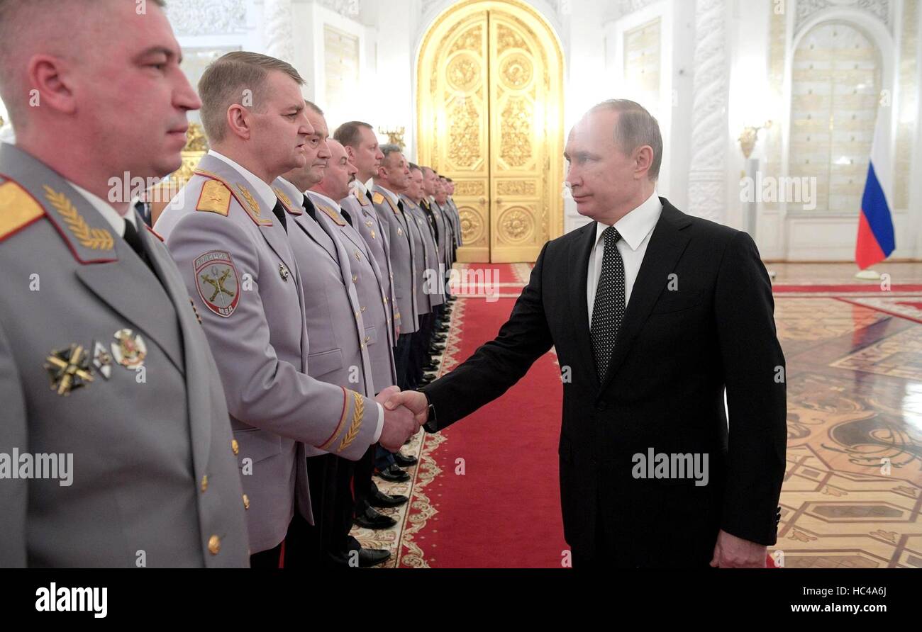 Moscou, Russie. 07Th Dec, 2016. Le président russe Vladimir Poutine salue des officiers militaires au cours d'une cérémonie de promotion au Kremlin, le 7 décembre 2016 à Moscou, Russie. Credit : Planetpix/Alamy Live News Banque D'Images
