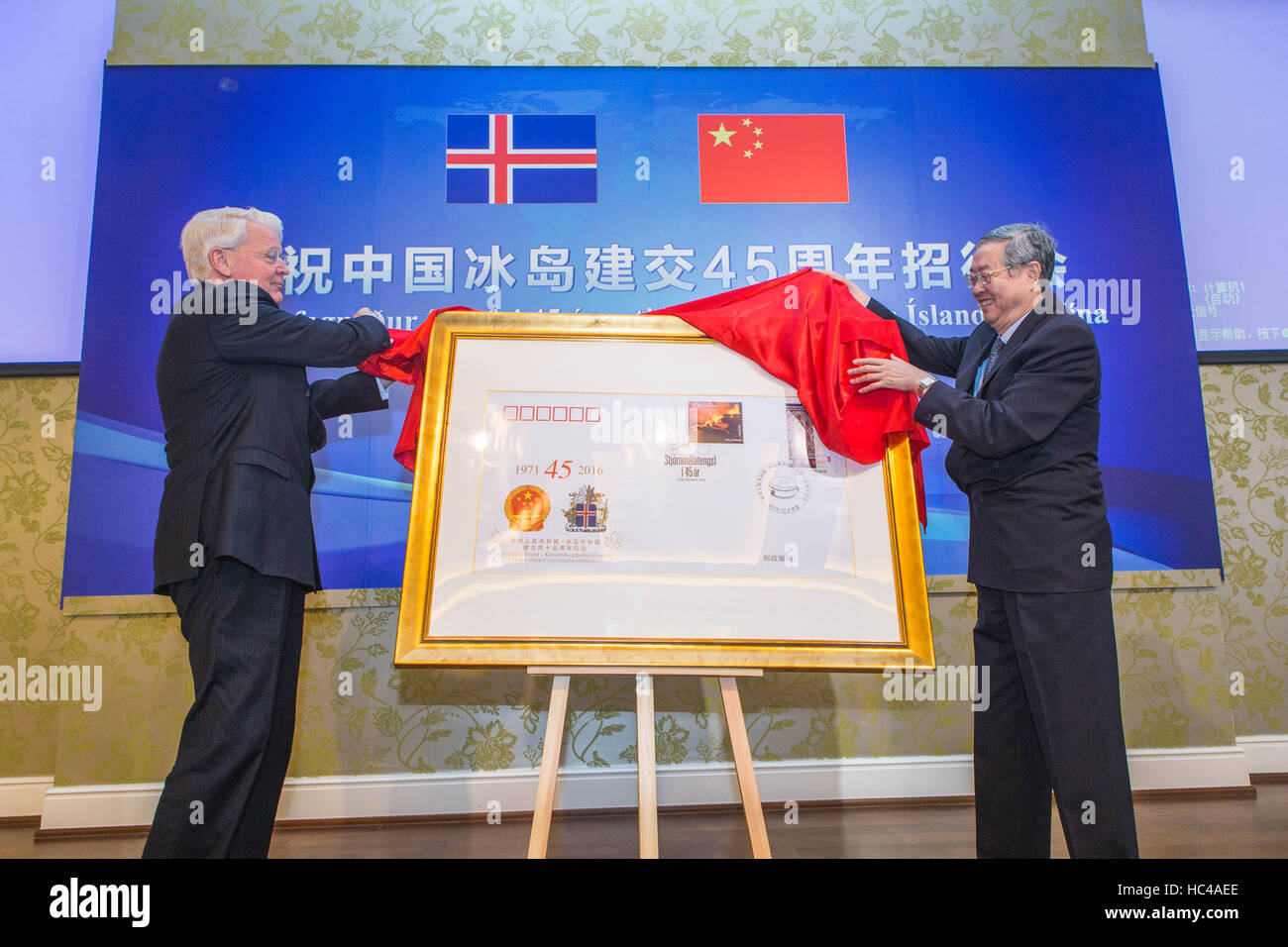 Beijing, Chine. 8e Dec 2016. Zhou Xiaochuan (R), vice-président du Comité National de la Conférence consultative politique du peuple chinois (CCPPC), et ancien président de l'Islande Olafur Ragnar Grimsson assister à une réception marquant le 45e anniversaire de l'accord bilatéral de relations diplomatiques entre la Chine et l'Islande à Beijing, capitale de Chine, le 8 décembre 2016. © Cui Xinyu/Xinhua/Alamy Live News Banque D'Images