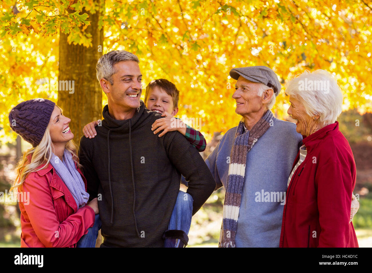 Happy family standing at park Banque D'Images
