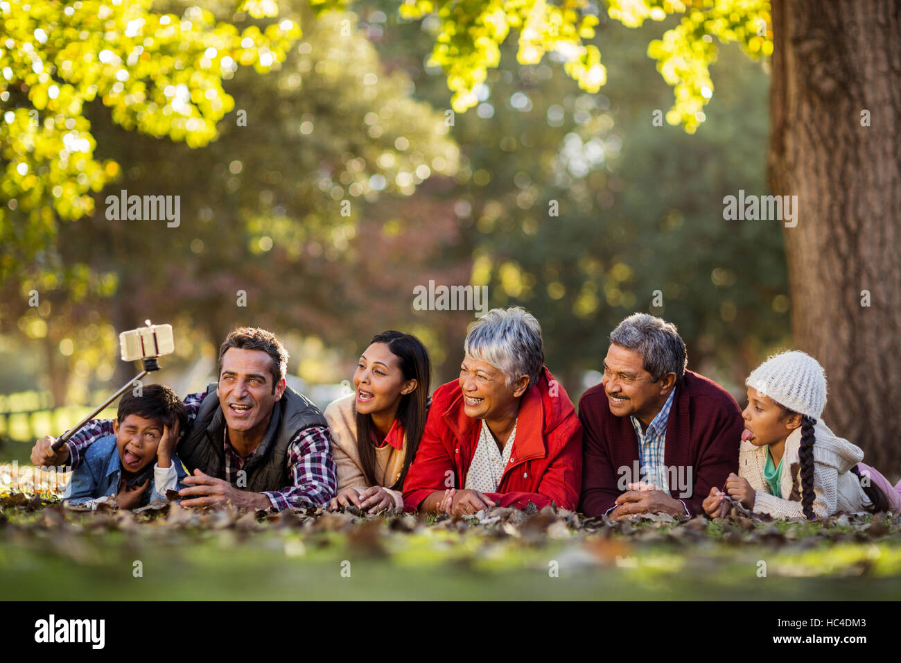 Homme d'une joyeuse famille prenant selfies Banque D'Images
