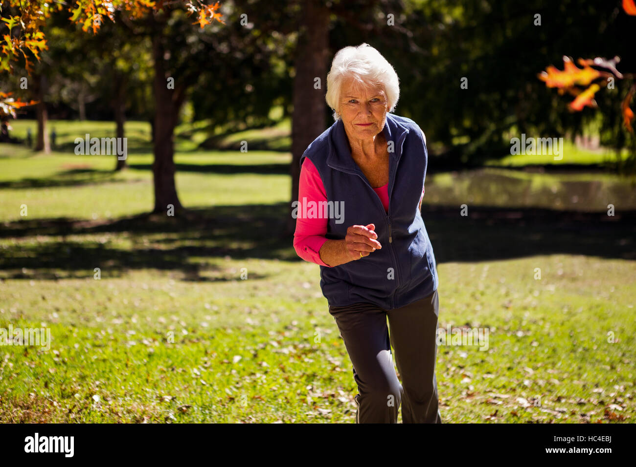Vieille Femme faisant du jogging Banque D'Images