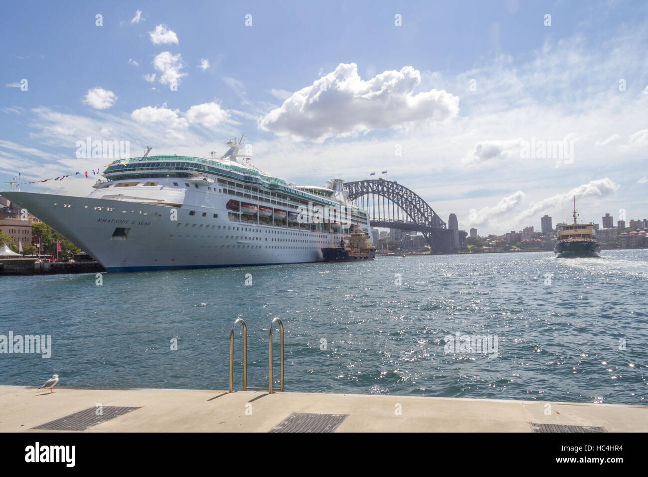 Bateau de croisière 'Rhapsody of the seas' moores dans le port de Sydney avec le Ferry Manly Banque D'Images